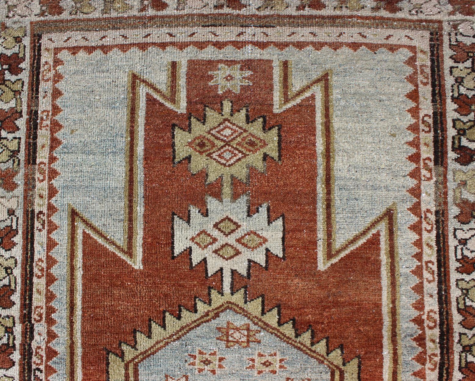 Traves de Mesa Persa Antiguo Hamedan Naranja Quemado con Medallones Tribales principios del siglo XX en venta