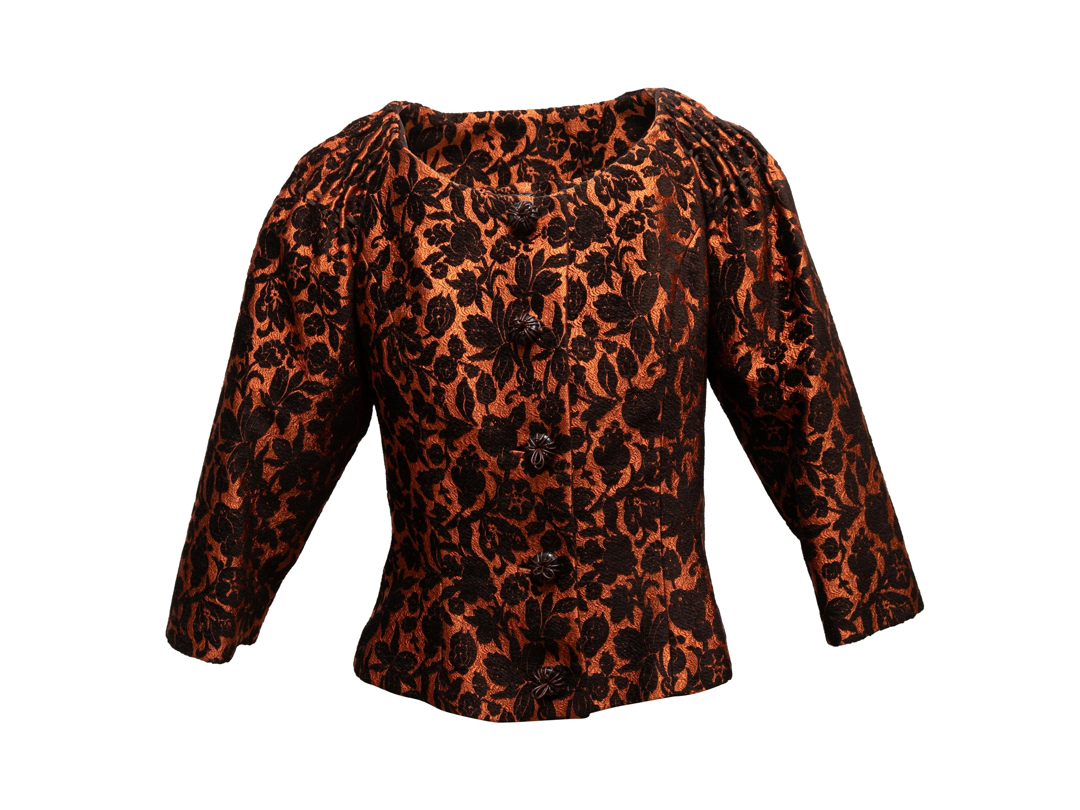 Veste de soirée en brocart orange brûlé et noir de Carolina Herrera. Encolure ronde. Manches courtes. Fermeture par boutons au centre du devant. Poitrine 30