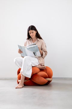 Pouf ottoman orange brûlé fait à la main 30X30 pouces par Knots Studio