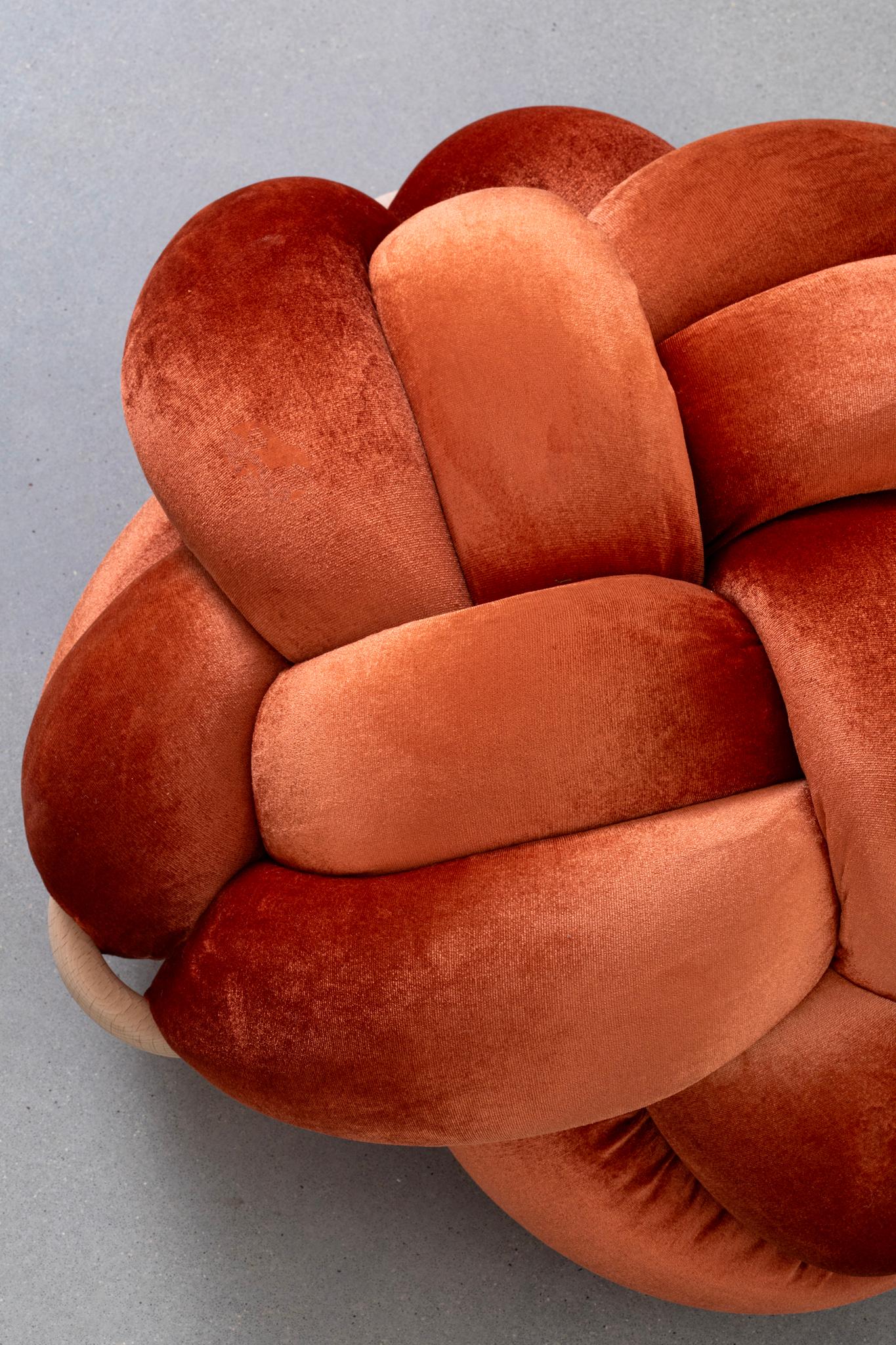Israélien Pouf ottoman orange brûlé fait à la main 30X30 pouces par Knots Studio en vente