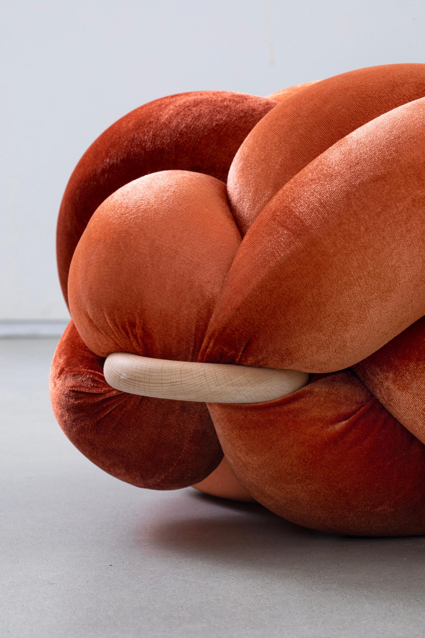 Noué à la main Pouf ottoman orange brûlé fait à la main 30X30 pouces par Knots Studio en vente