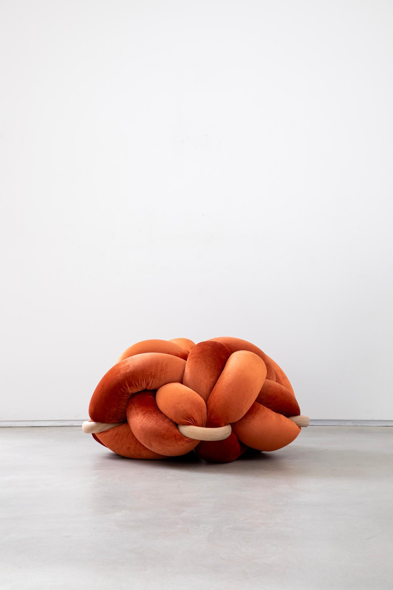 Pouf ottoman orange brûlé fait à la main 30X30 pouces par Knots Studio Neuf - En vente à Tel Aviv, IL