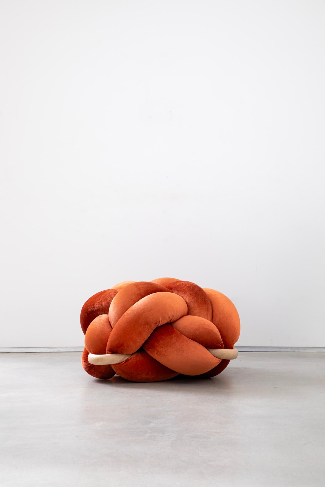 XXIe siècle et contemporain Pouf ottoman orange brûlé fait à la main 30X30 pouces par Knots Studio en vente