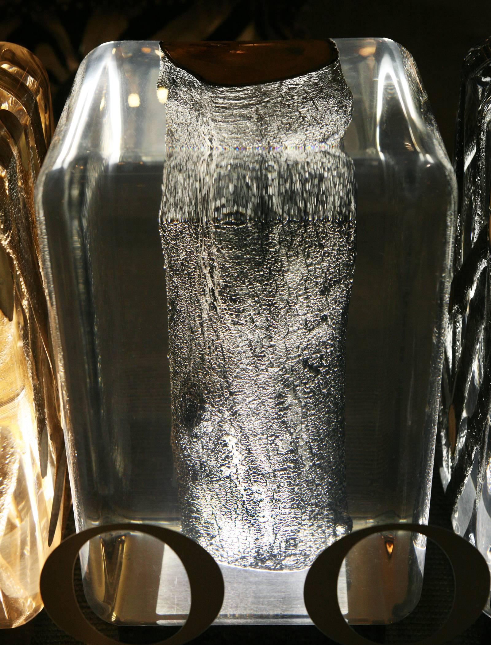 Acrylique Table d'appoint Burnt Trunk en verre acrylique et Wood Wood massif brûlé en vente