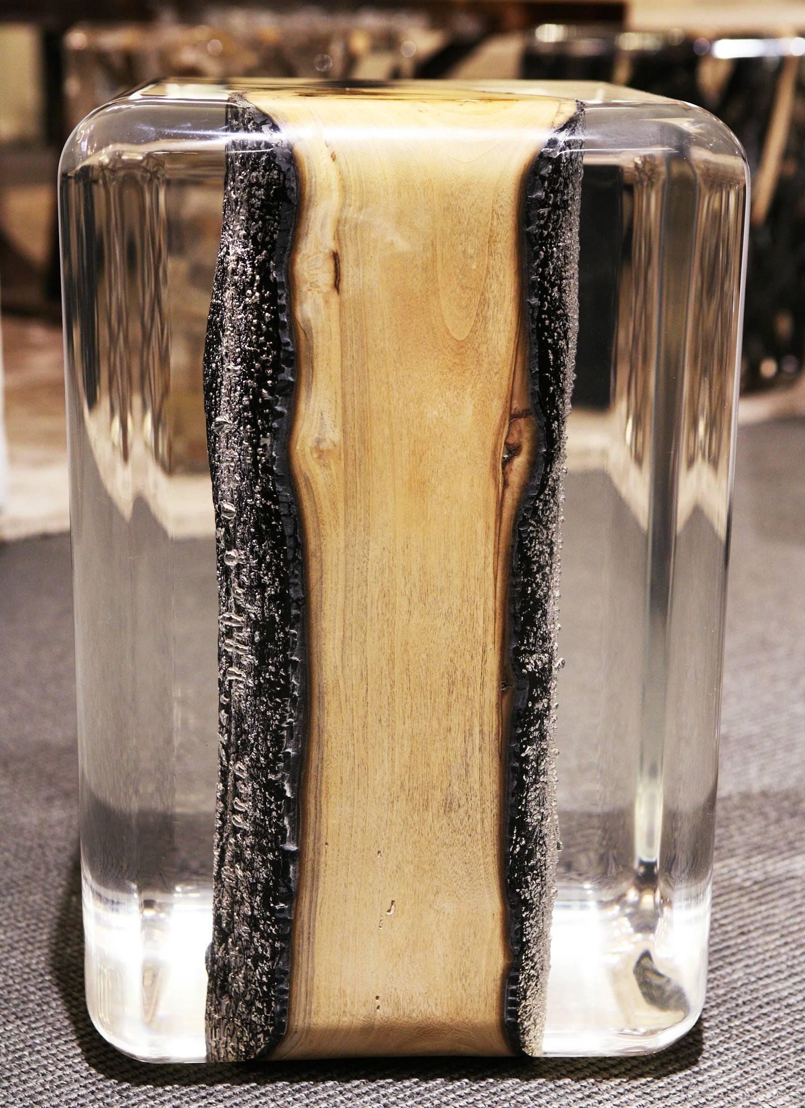 Fait main Table d'appoint en forme de coffre brûlé avec verre acrylique et bois massif brûlé en vente