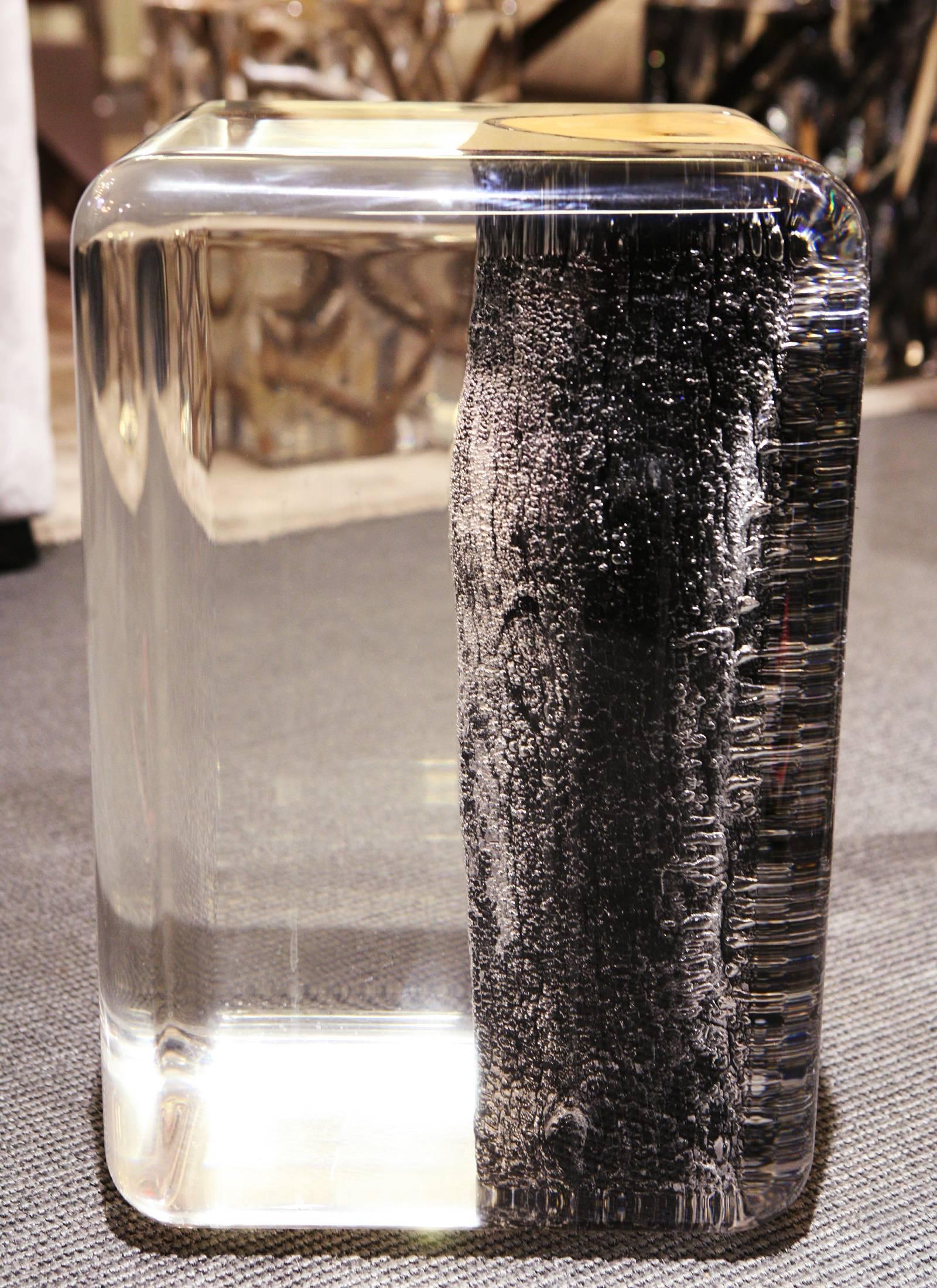 Table d'appoint en forme de coffre brûlé avec verre acrylique et bois massif brûlé Excellent état - En vente à Paris, FR