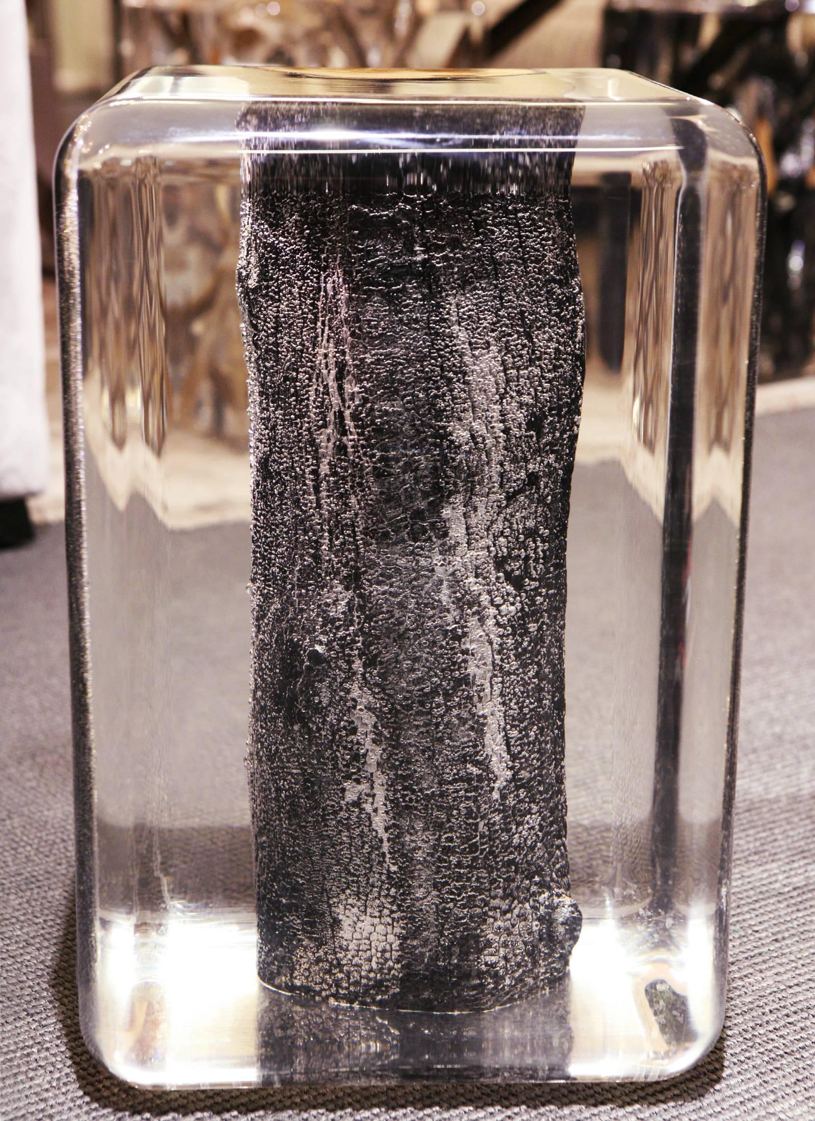 Gebrannter Truhen-Beistelltisch mit Acrylglas und gebranntem Massivholz (21. Jahrhundert und zeitgenössisch) im Angebot
