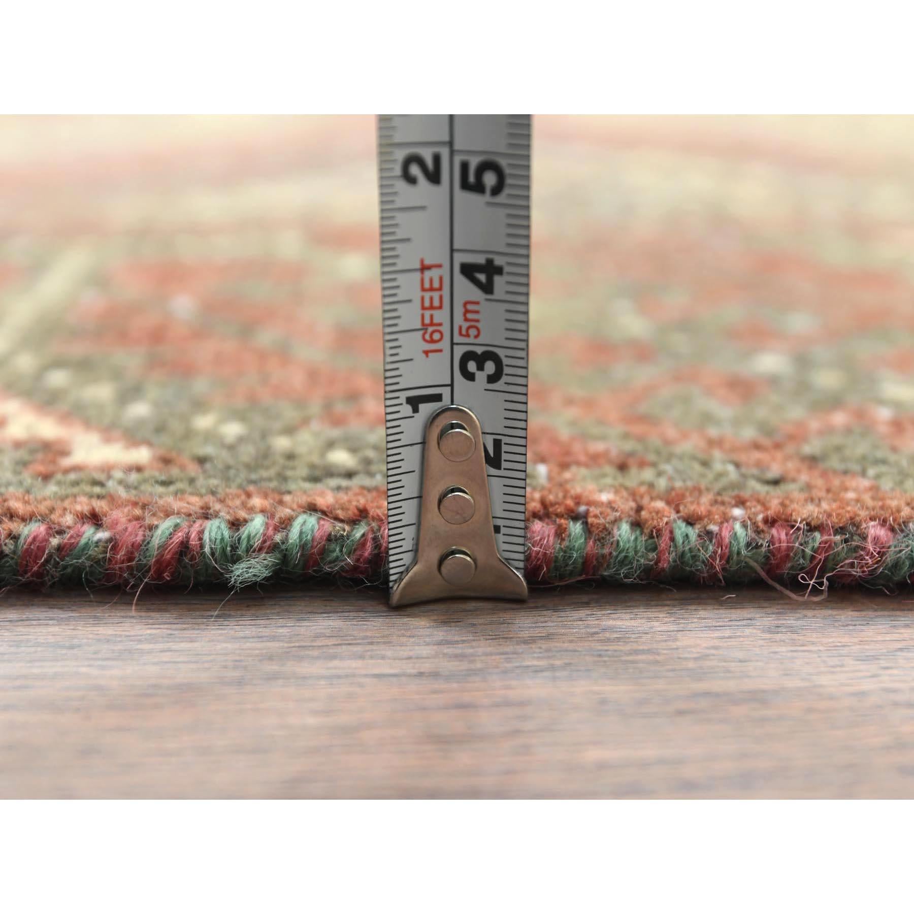 Tappeto Runner in lana annodata a mano in marrone bruciato Bohemian Old Persian Baluch Worn In condizioni buone in vendita a Carlstadt, NJ
