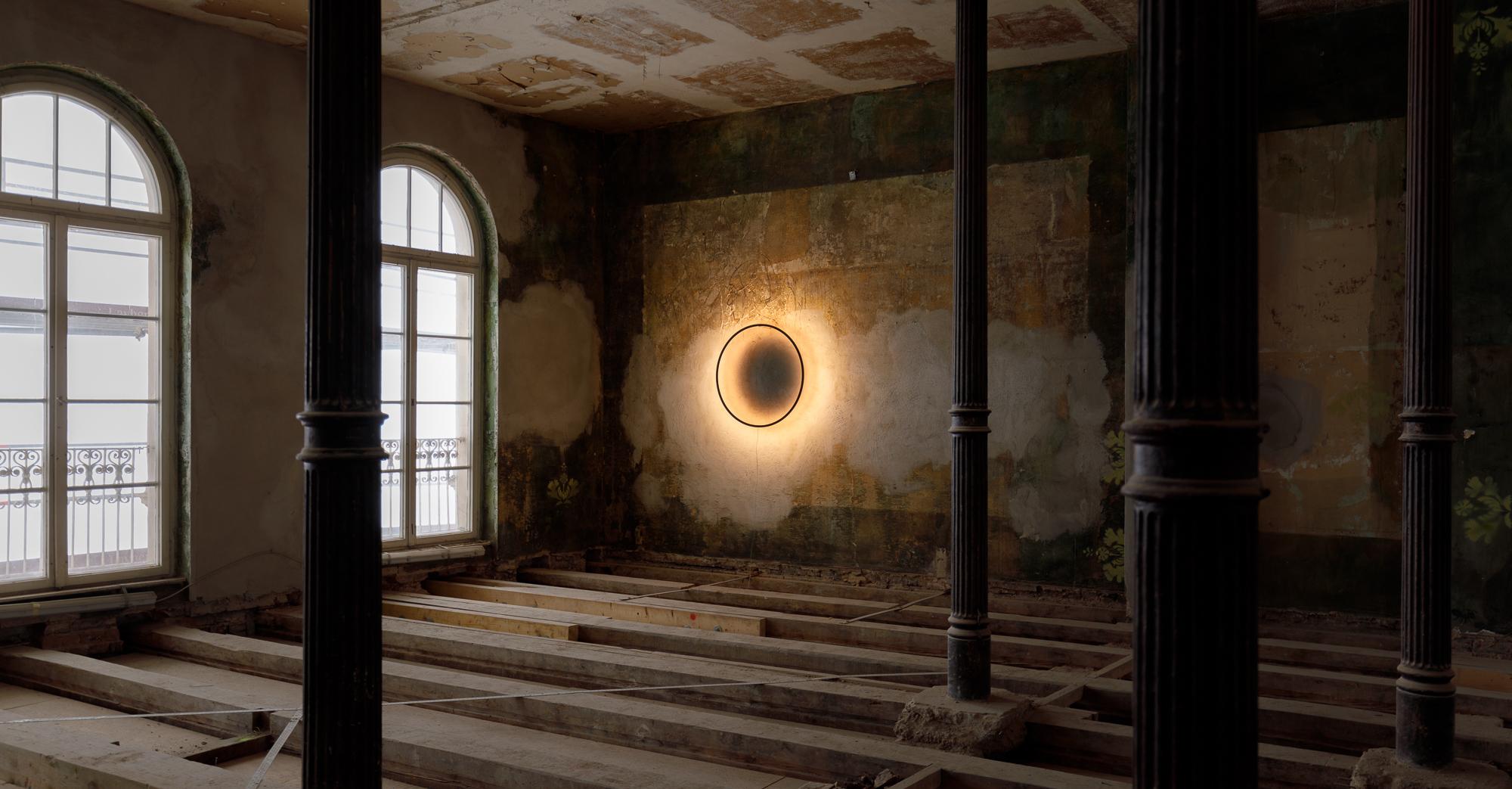 The Eclipse Light aus gebranntem Holz, geformt von Tilen Sepič (21. Jahrhundert und zeitgenössisch) im Angebot