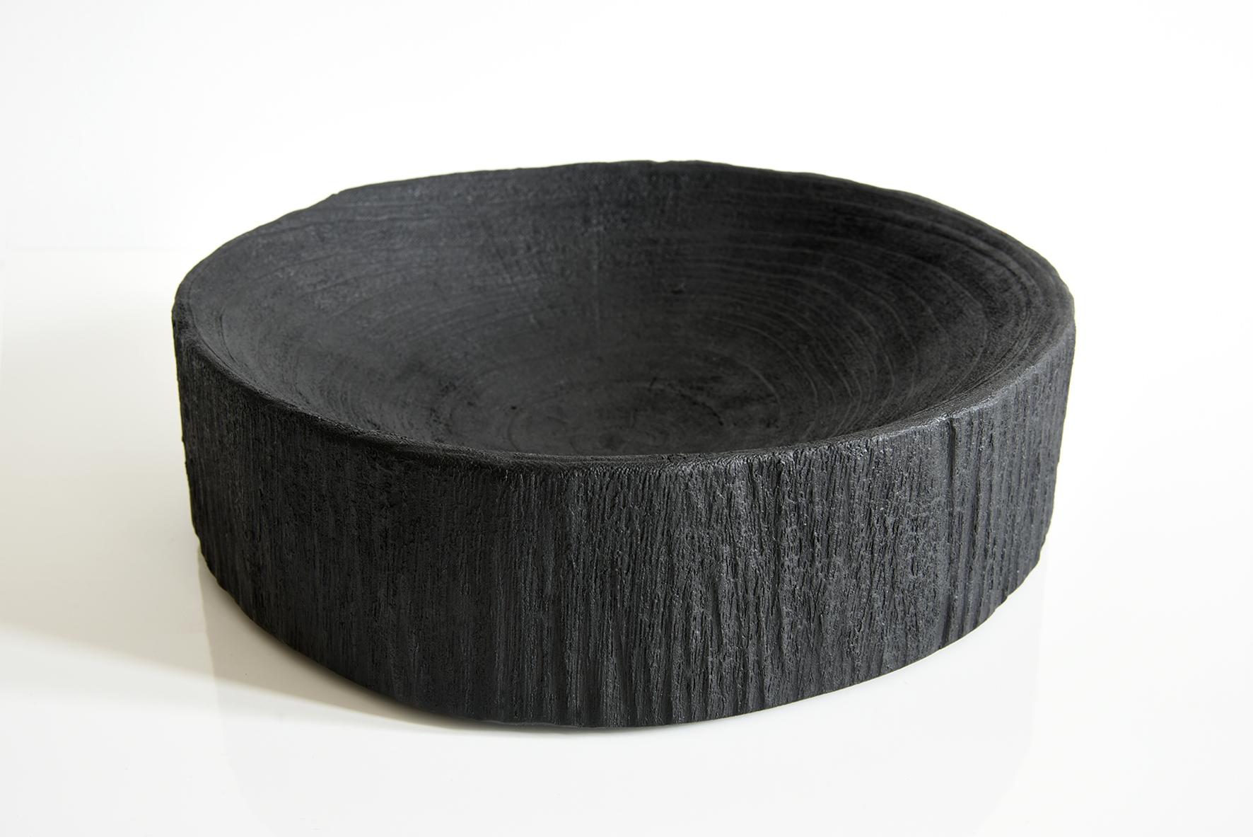 Wooden cut, burnt wood finish using the so-called Shou-sugi-ban technique, of Japanese origin. With a natural surface treatment to stabilize carbonization, no black marks to the touch. Ideal for fruit or flowers!
Unique piece.