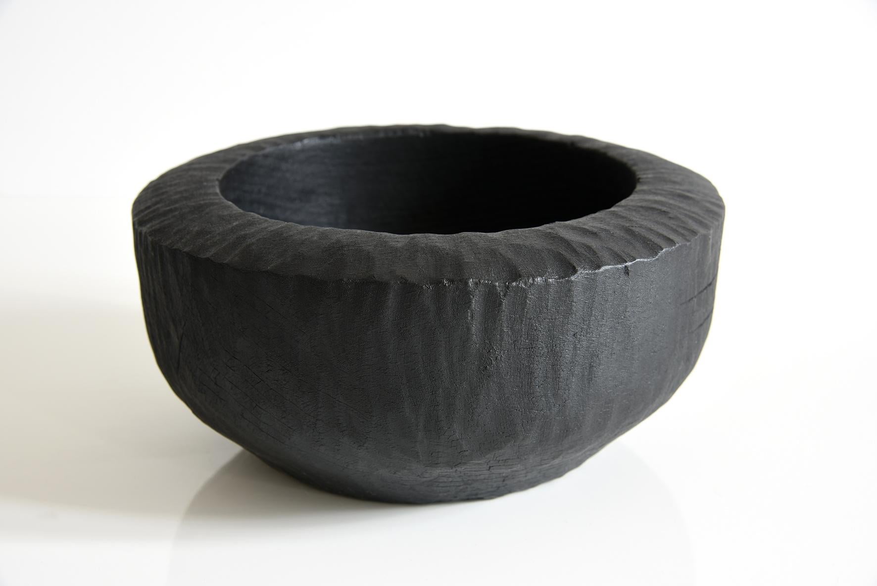 Wooden pestle, burnt wood finish according to the so-called Shou-sugi-ban technique, of Japanese origin. With a natural surface treatment to stabilize carbonization, no black marks to the touch. Ideal for fruit and dry aperitif cakes, or as a simple