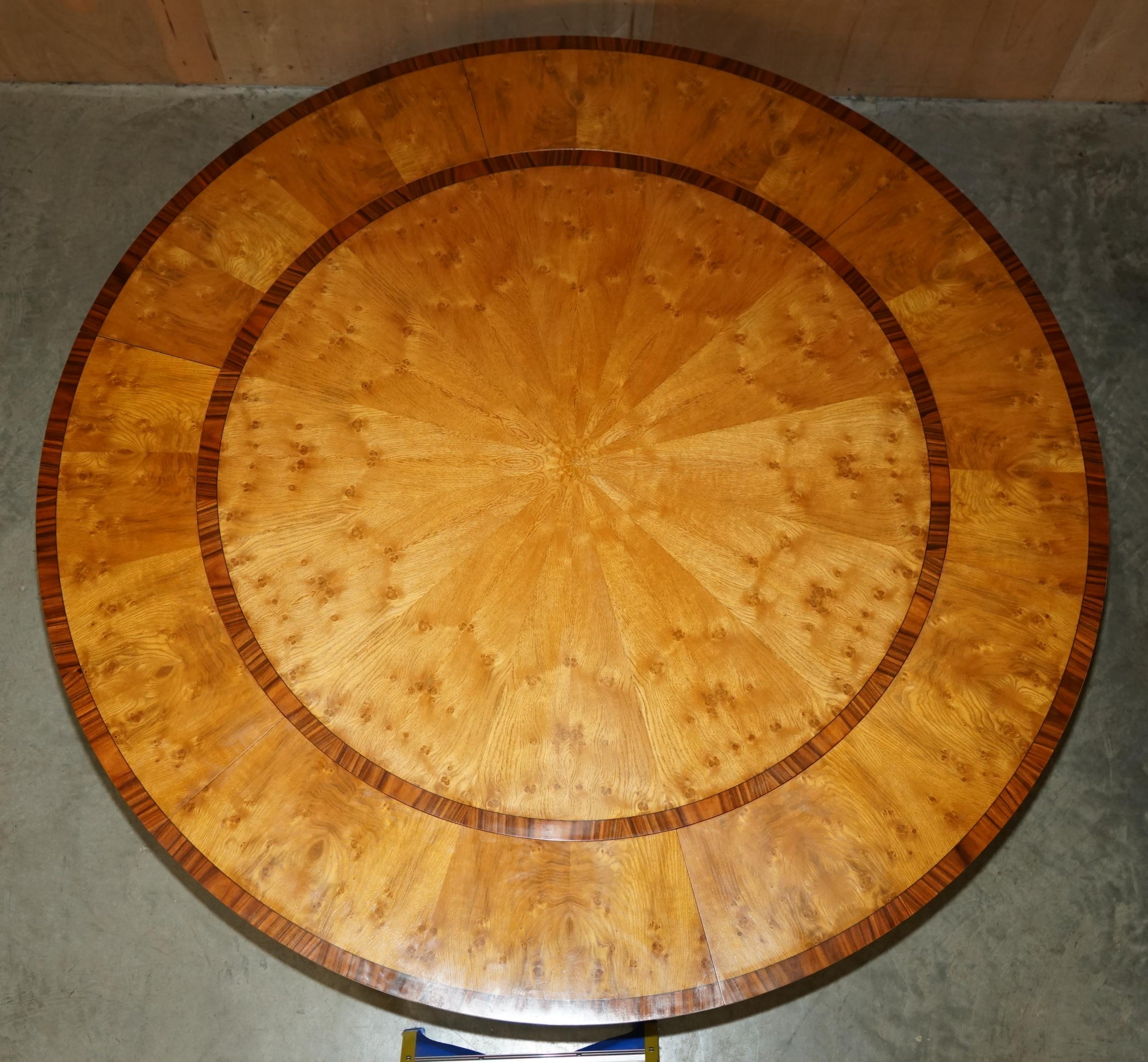 I TAVOLI DIVERSI ROUND ESTENSIBILI BURR & BURL OAK possono ospitare da 6 a 10 persone. in vendita 5