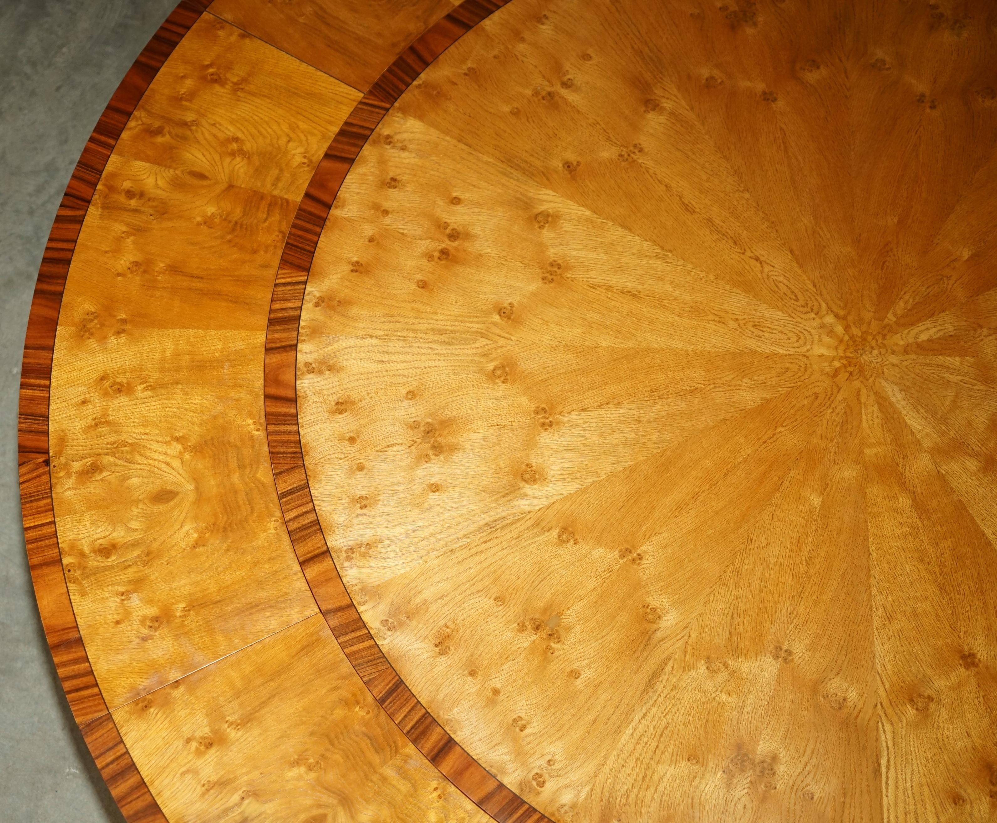 I TAVOLI DIVERSI ROUND ESTENSIBILI BURR & BURL OAK possono ospitare da 6 a 10 persone. in vendita 6