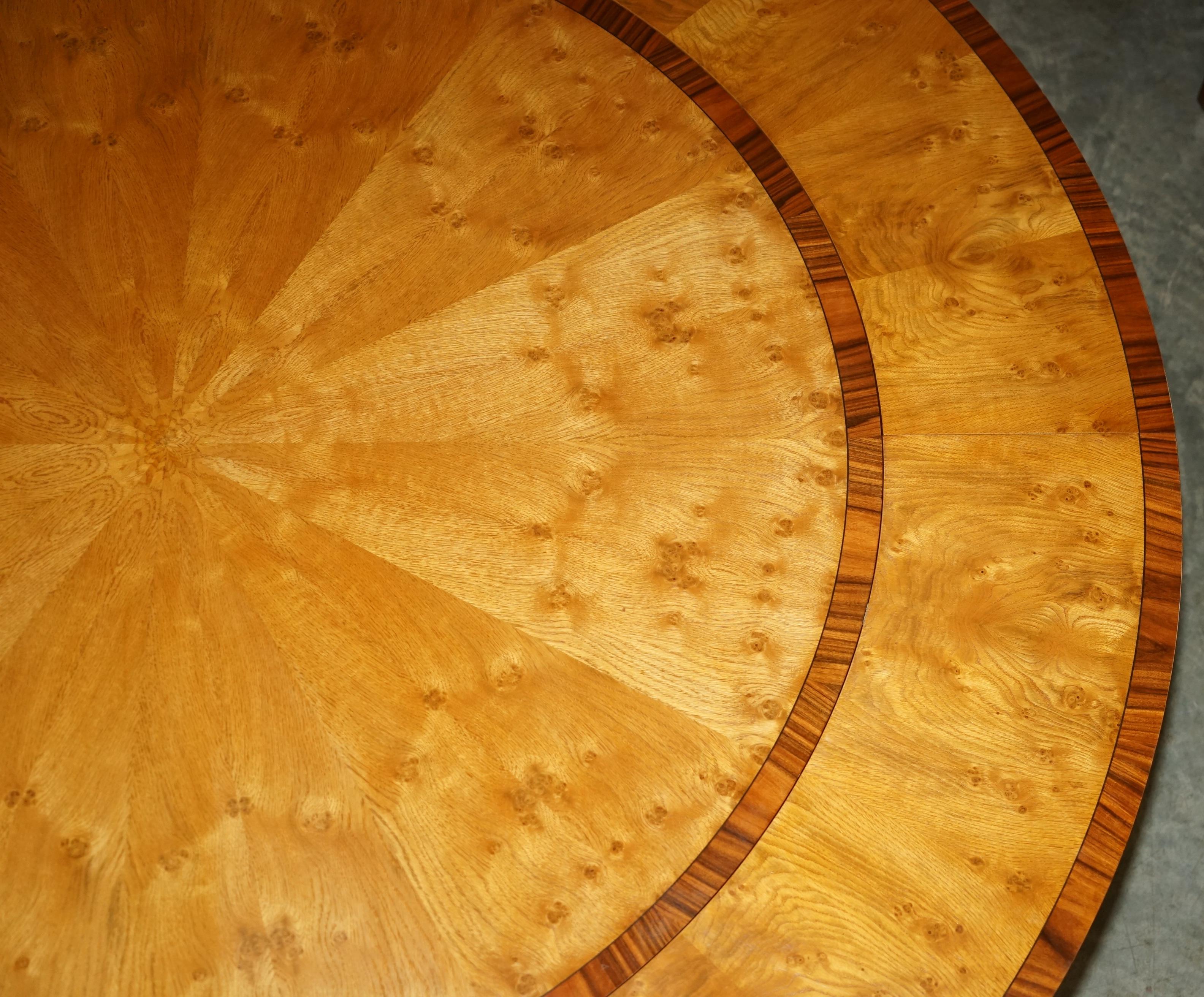 I TAVOLI DIVERSI ROUND ESTENSIBILI BURR & BURL OAK possono ospitare da 6 a 10 persone. in vendita 7