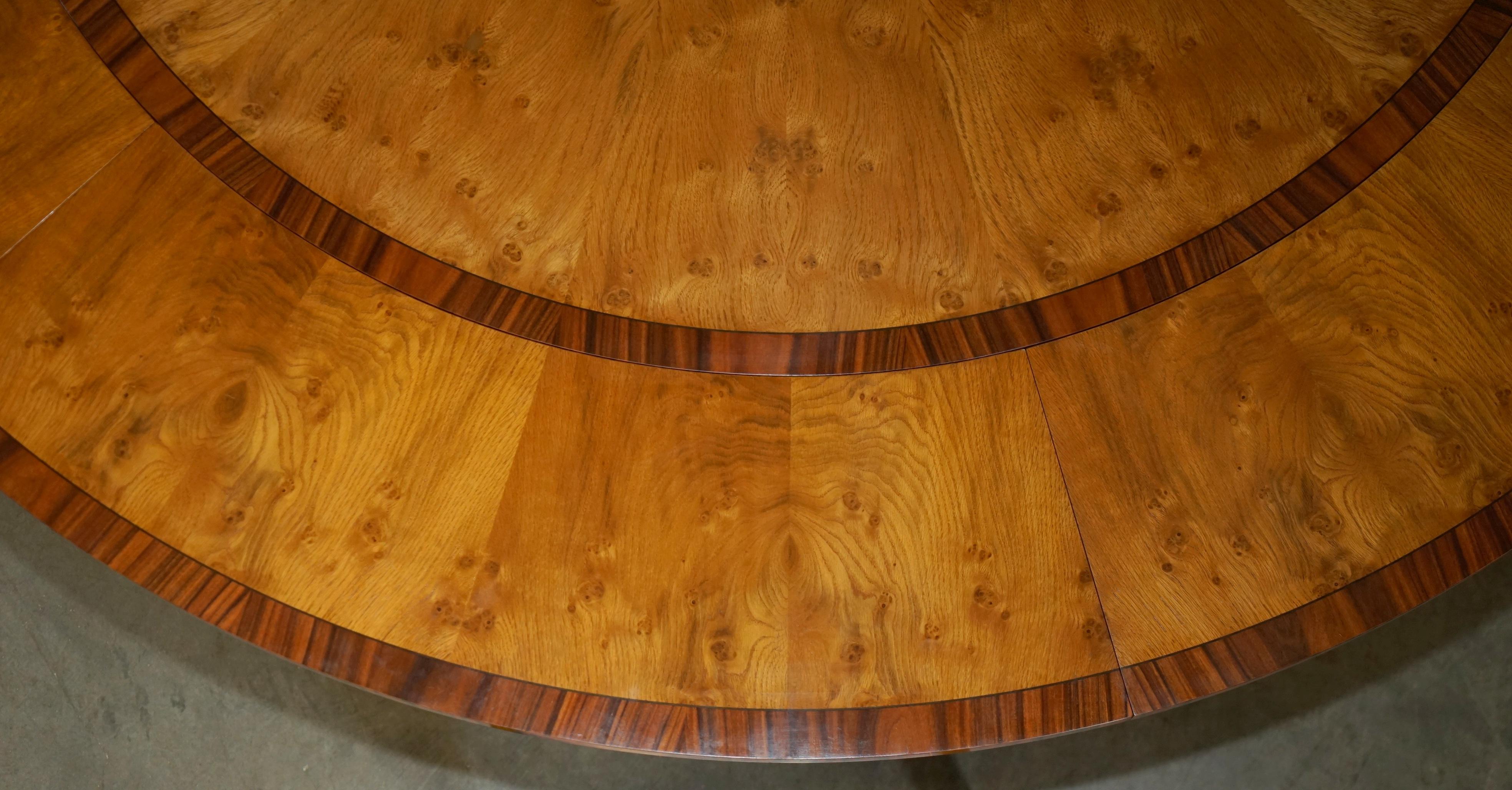 I TAVOLI DIVERSI ROUND ESTENSIBILI BURR & BURL OAK possono ospitare da 6 a 10 persone. in vendita 8