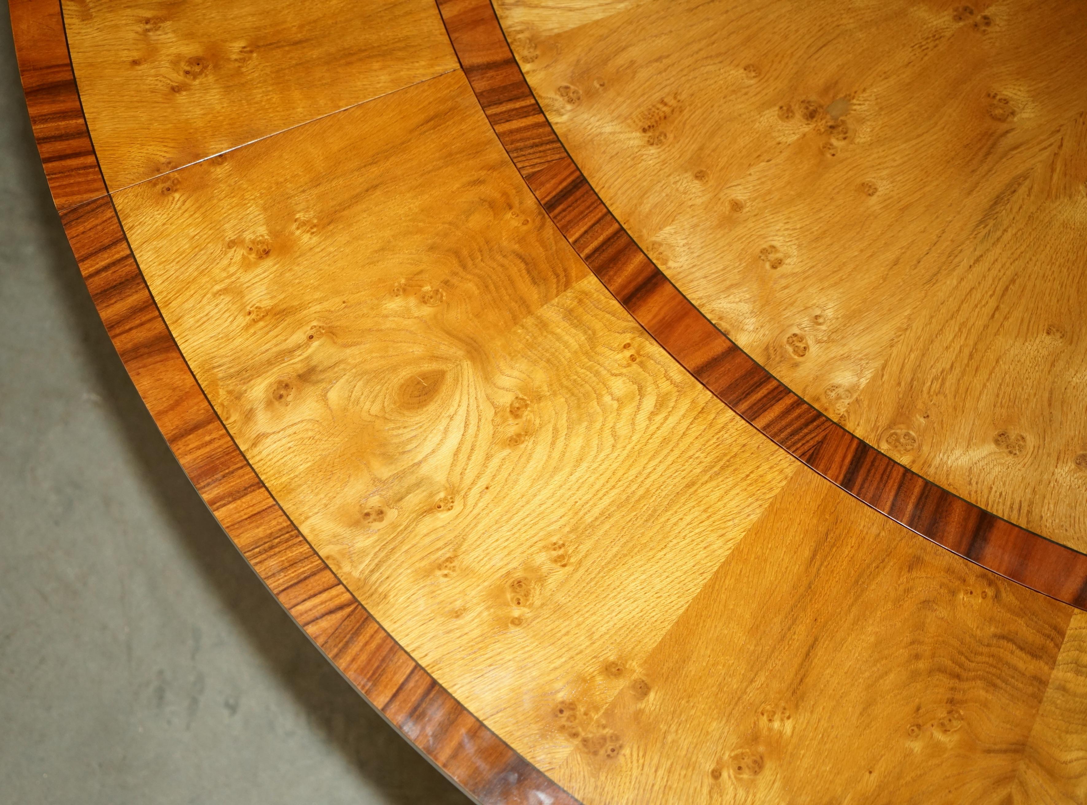 I TAVOLI DIVERSI ROUND ESTENSIBILI BURR & BURL OAK possono ospitare da 6 a 10 persone. in vendita 10