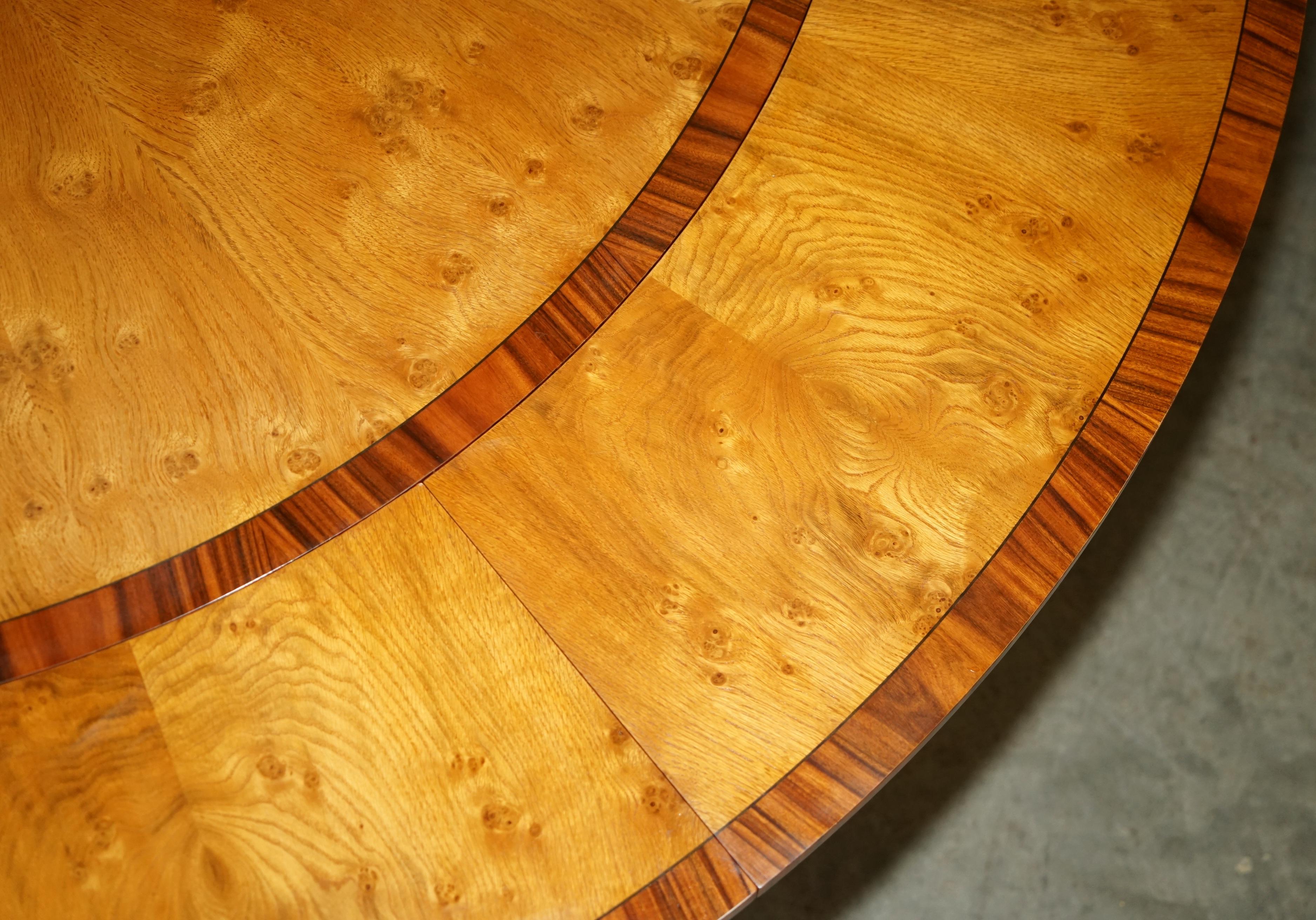 I TAVOLI DIVERSI ROUND ESTENSIBILI BURR & BURL OAK possono ospitare da 6 a 10 persone. in vendita 11
