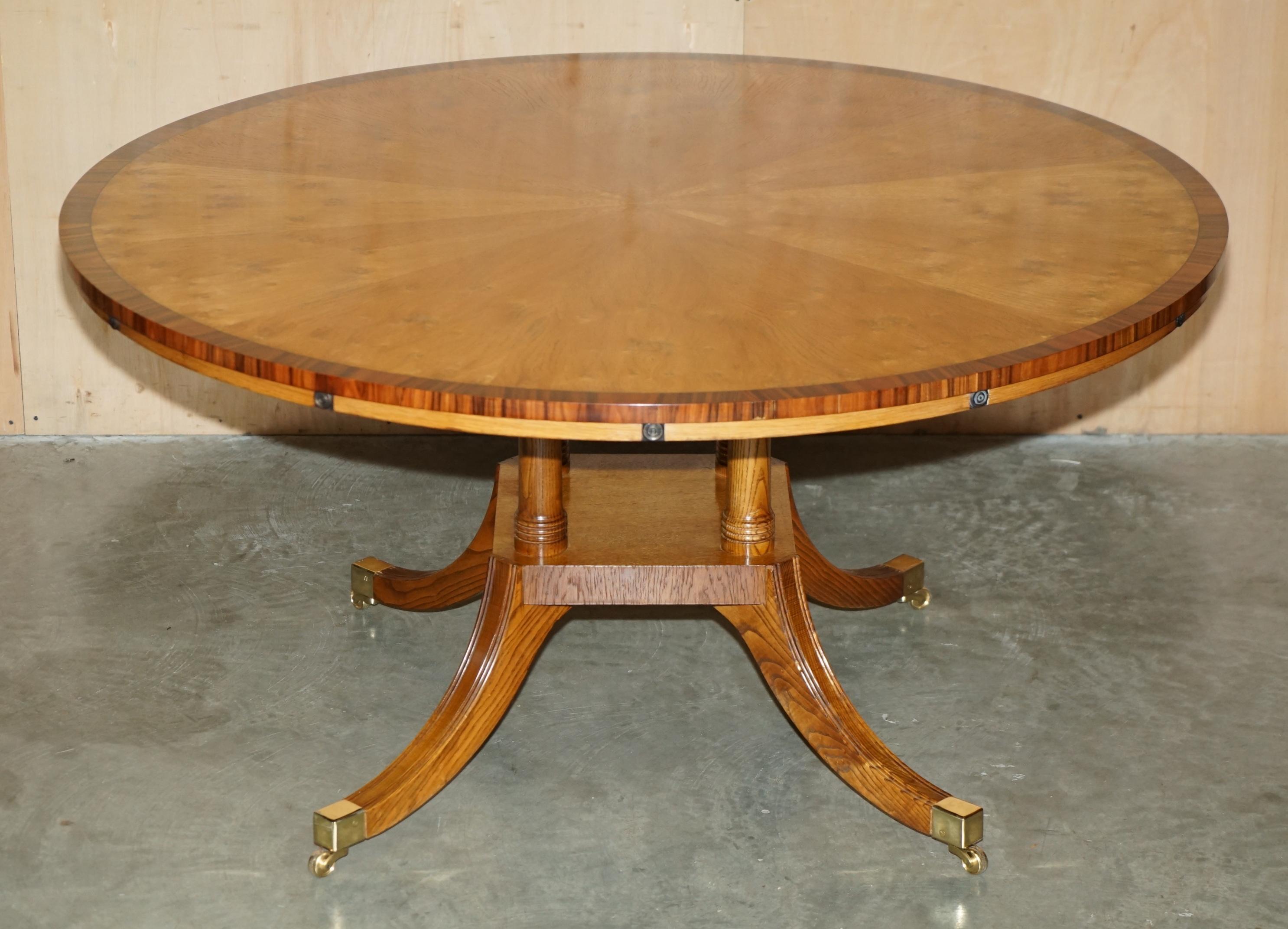 Casa Reale Antiquariato

Royal House Antiques è lieta di offrire in vendita questo splendido tavolo da pranzo rotondo allungabile in Burr & Burl Oak Jupe, nuovo di zecca, che può ospitare fino a 10 persone. 

Le spese di spedizione indicate sono