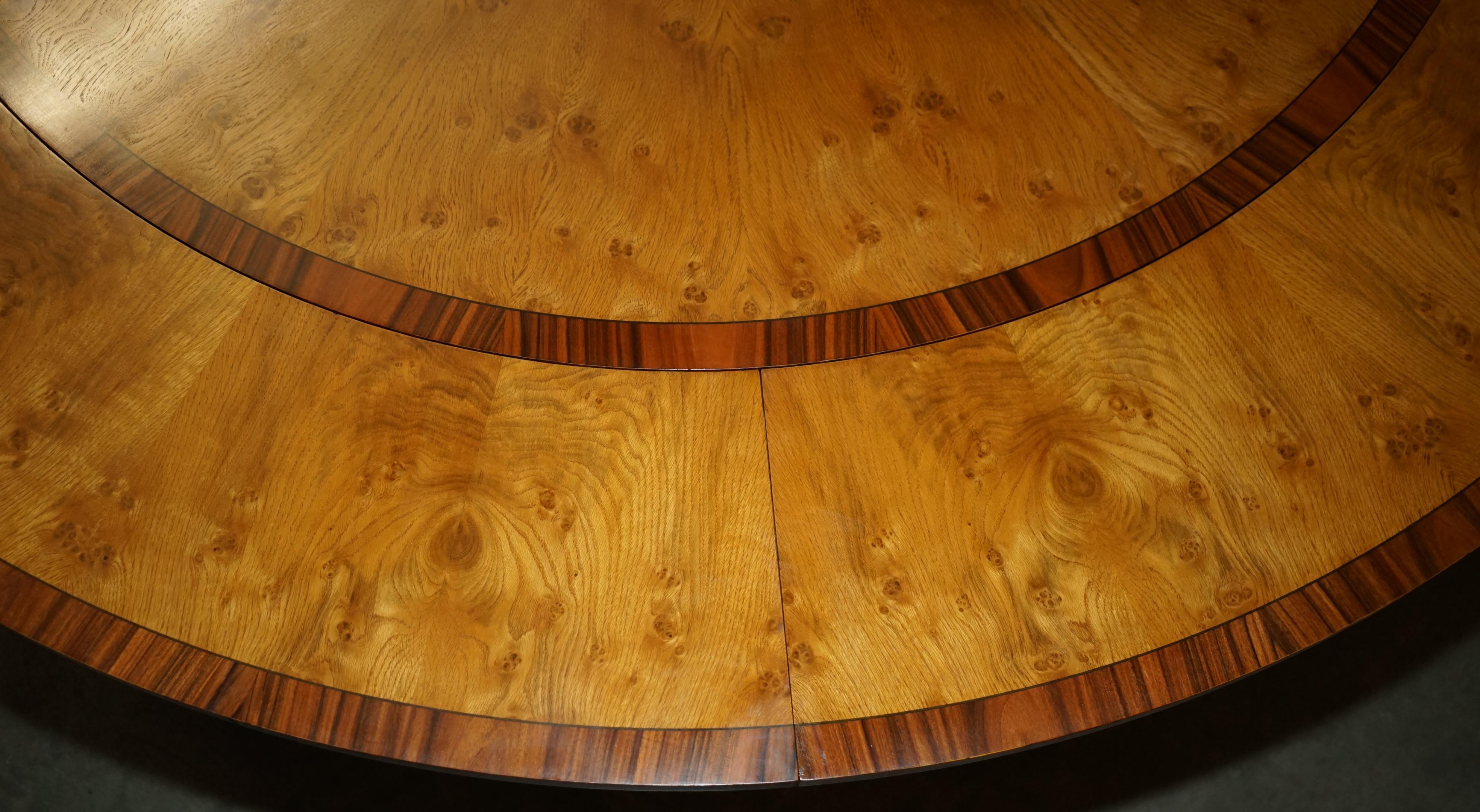 I TAVOLI DIVERSI ROUND ESTENSIBILI BURR & BURL OAK possono ospitare da 6 a 10 persone. in vendita 12
