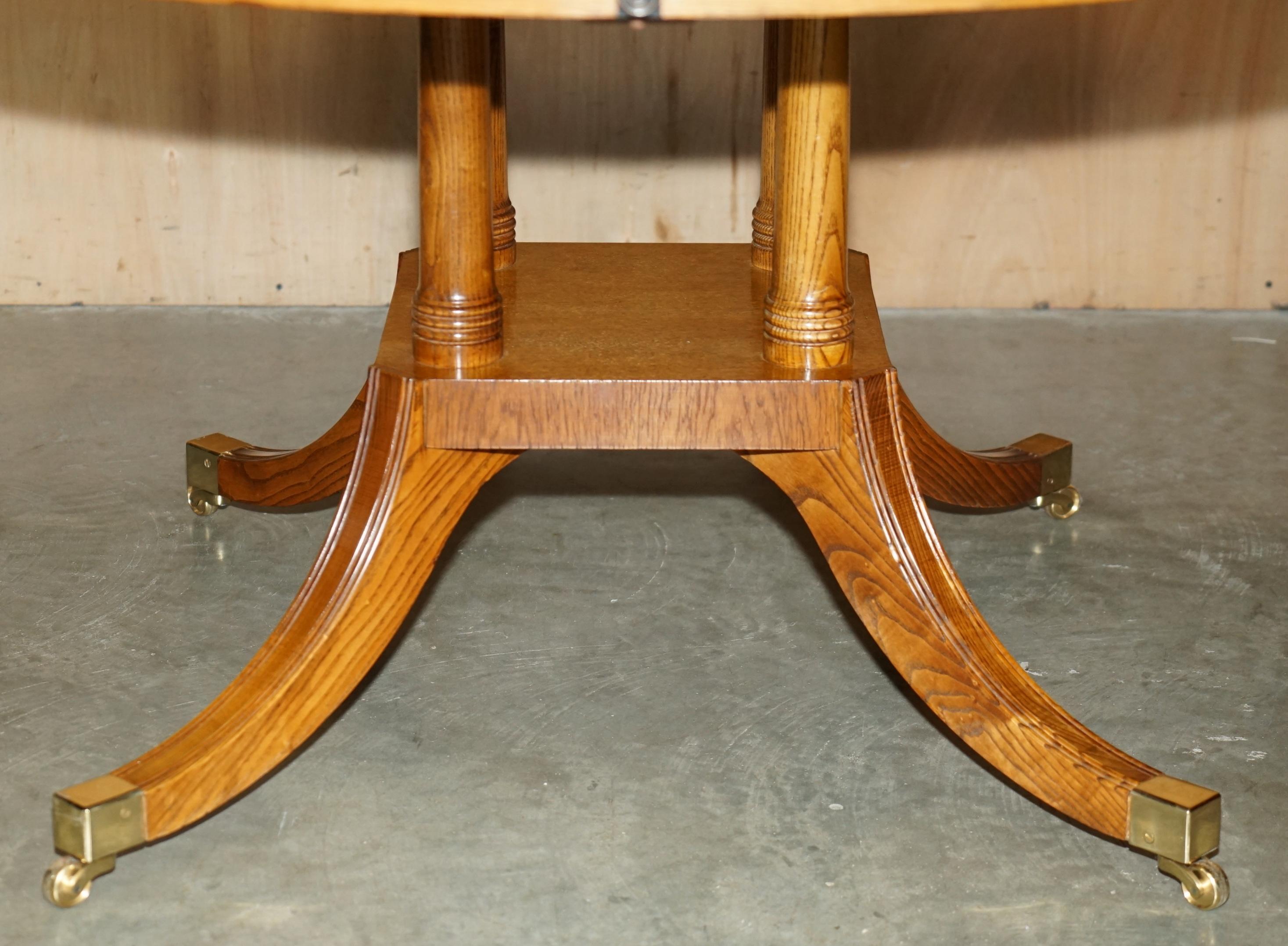 Regency I TAVOLI DIVERSI ROUND ESTENSIBILI BURR & BURL OAK possono ospitare da 6 a 10 persone. in vendita