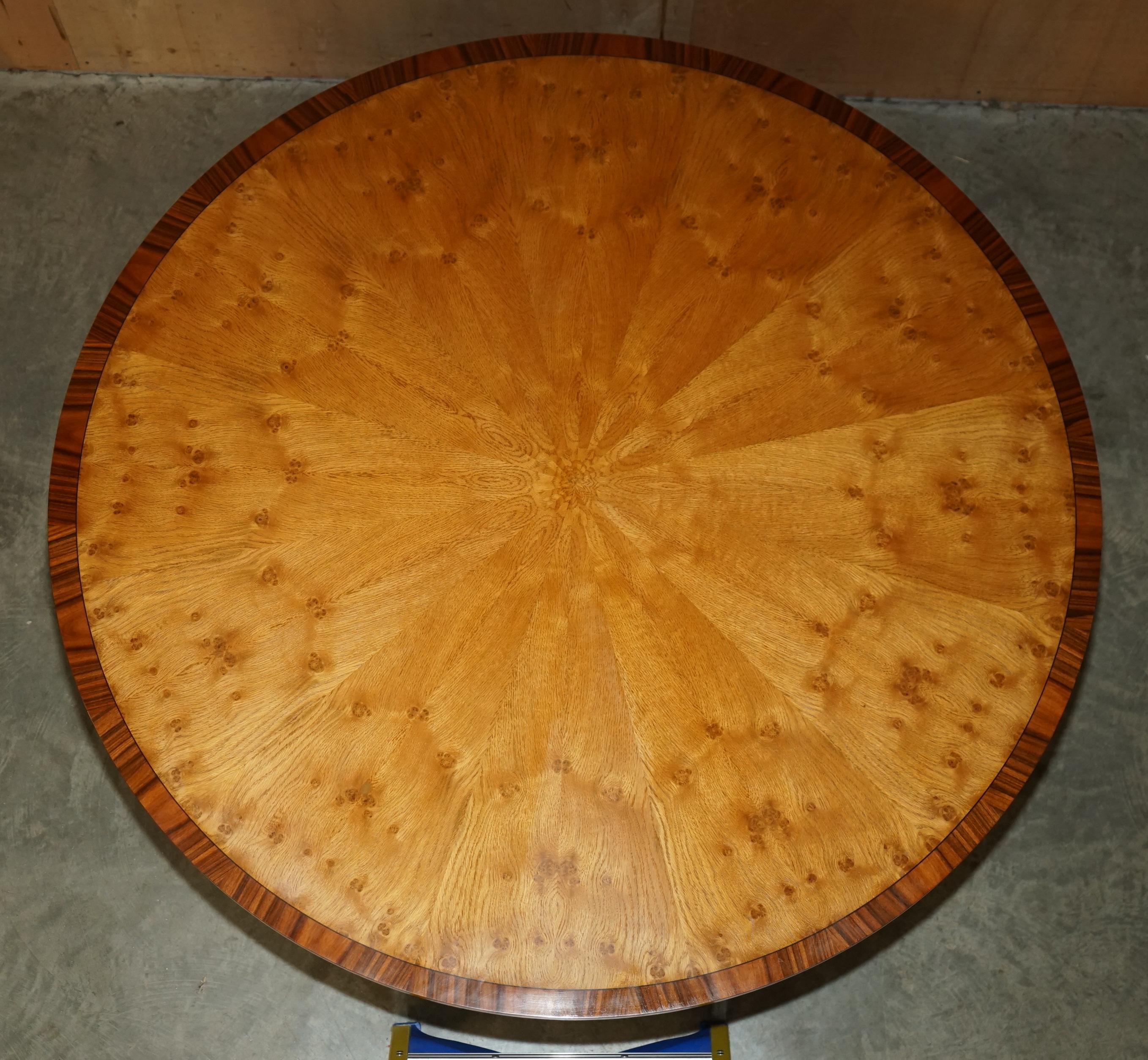 XX secolo I TAVOLI DIVERSI ROUND ESTENSIBILI BURR & BURL OAK possono ospitare da 6 a 10 persone. in vendita