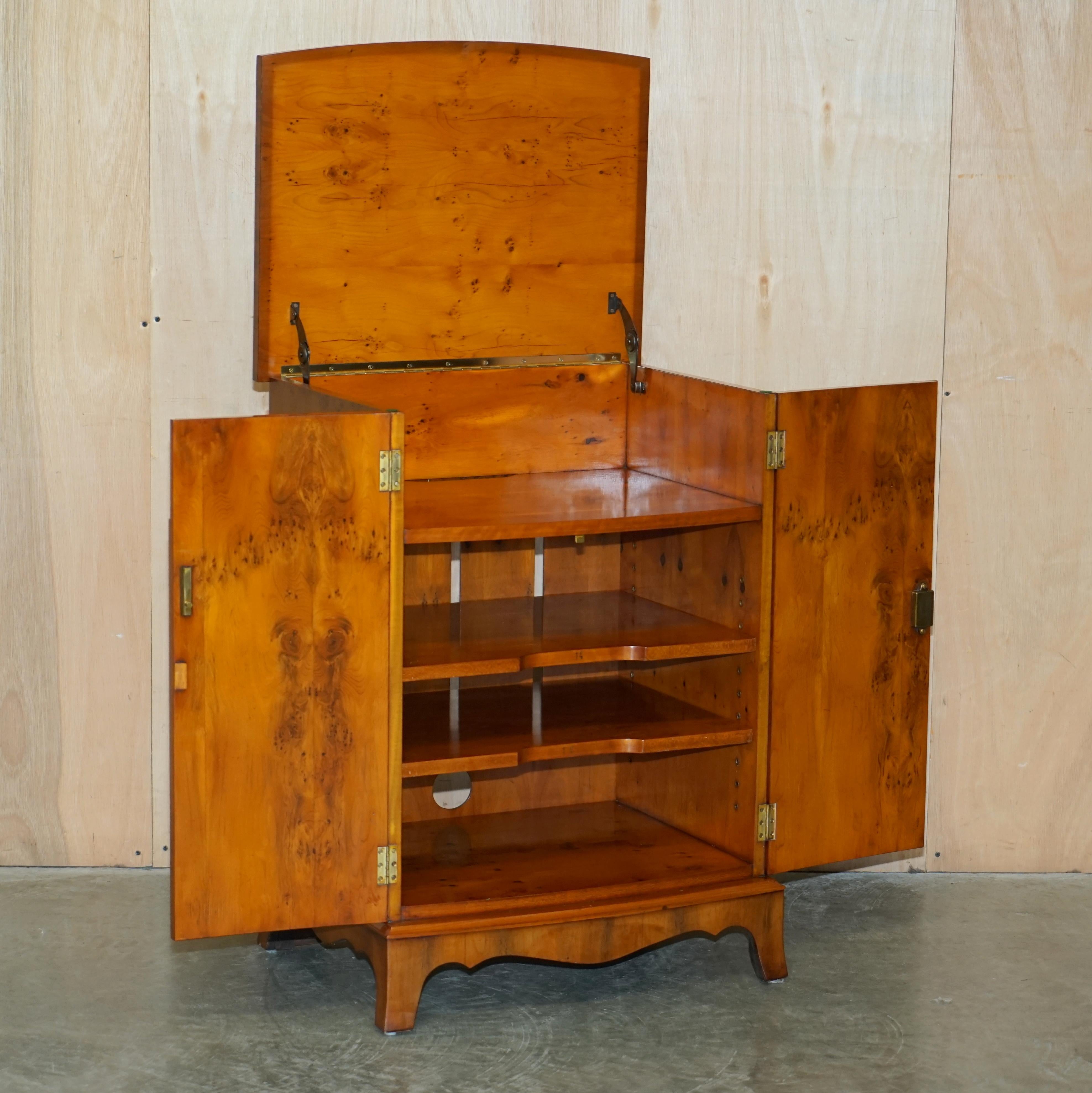 Burr & Burl Walnut Vintage Record Player Cabinet with Lift Up Top & Shelves For Sale 8