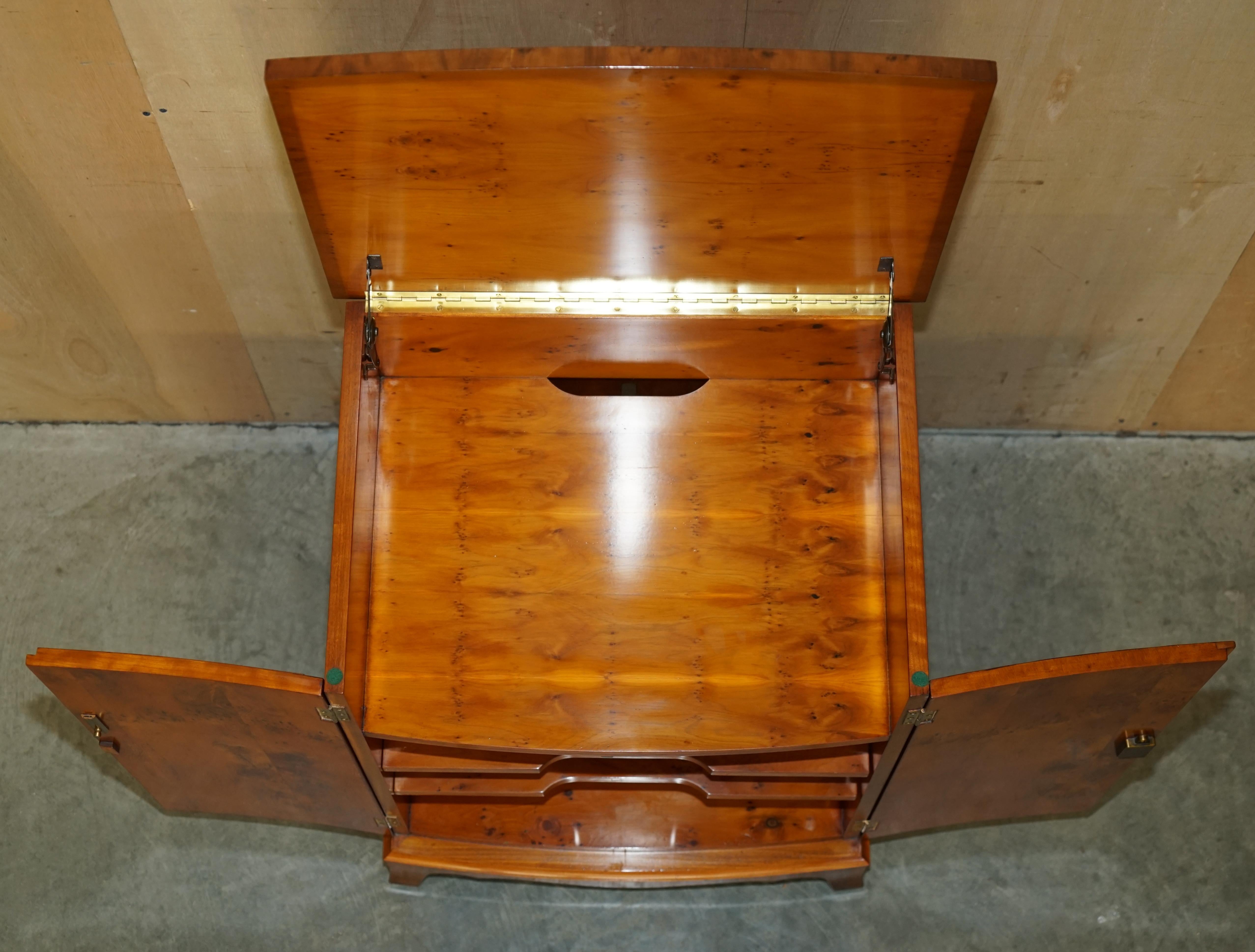 Burr & Burl Walnut Vintage Record Player Cabinet with Lift Up Top & Shelves For Sale 11