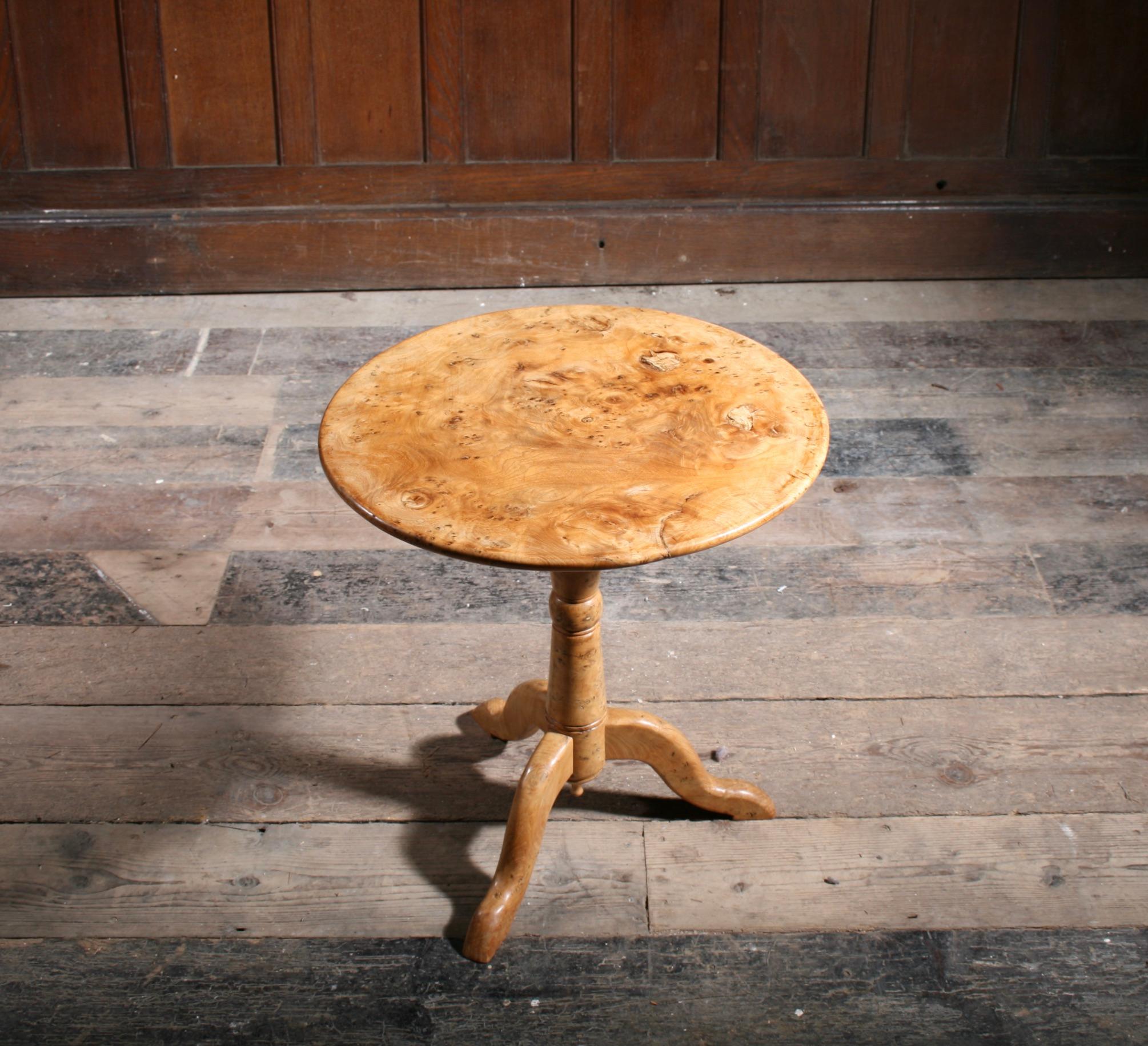 Country Burr Elm Coffee or Lamp Table in vendita