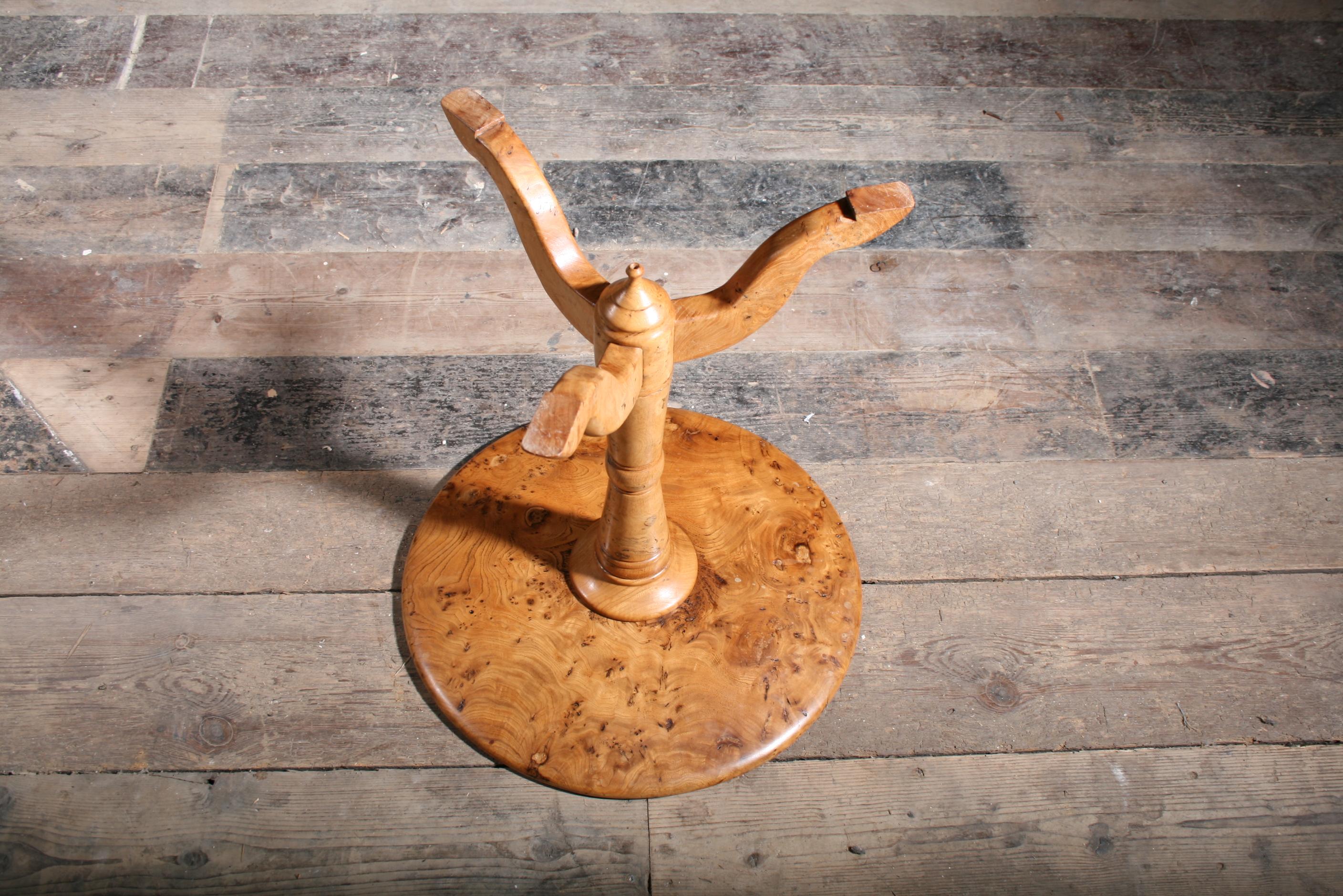 Inglese Burr Elm Coffee or Lamp Table in vendita