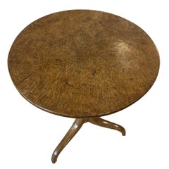 Table d'appoint en loupe de chêne anglais du 18e siècle