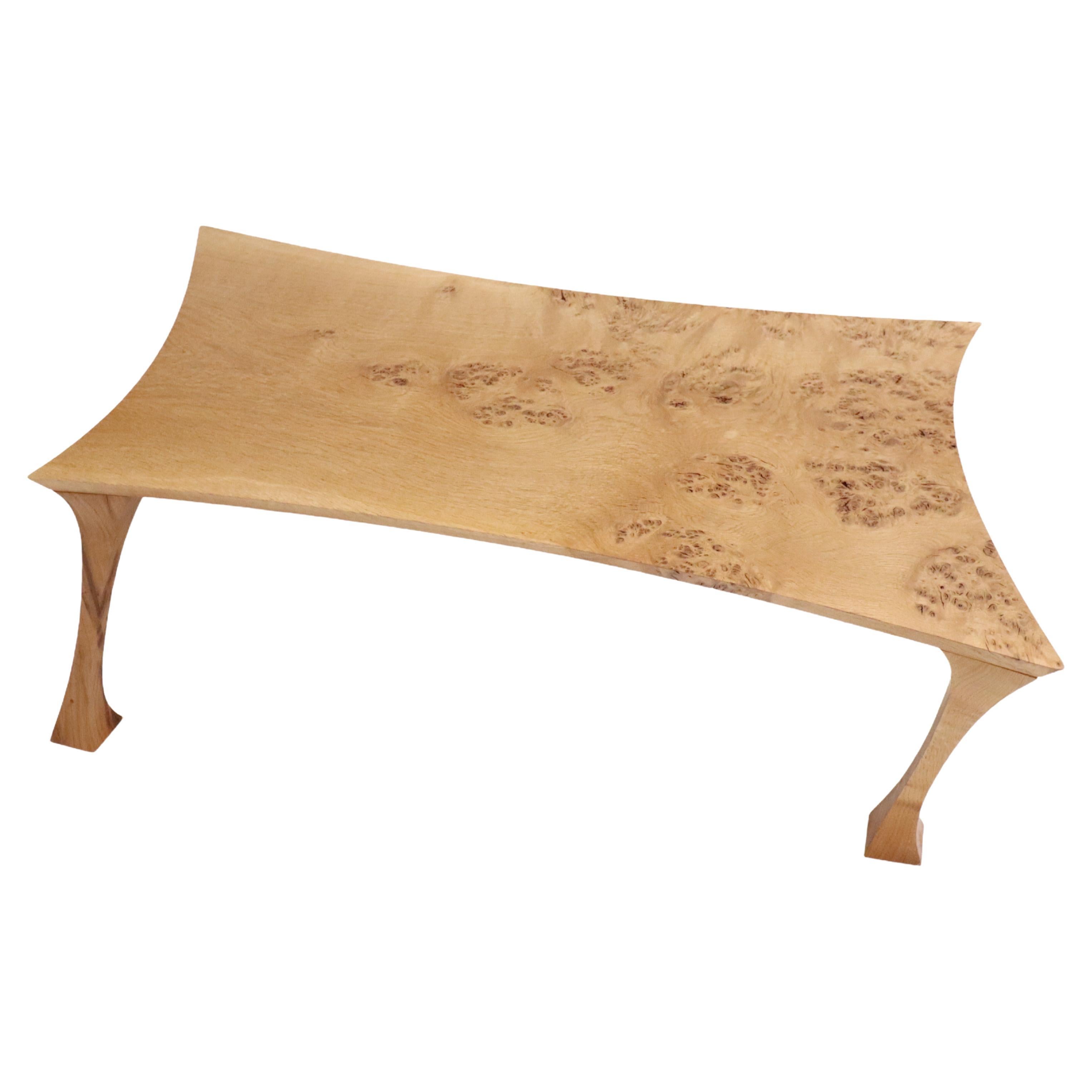 Cette table basse unique en ronce de chêne a été fabriquée à la main avec le plus grand soin et la plus grande attention aux détails. Inspiré par le mouvement dans le monde naturel. Ce design accrocheur et ludique est un régal pour les yeux et un