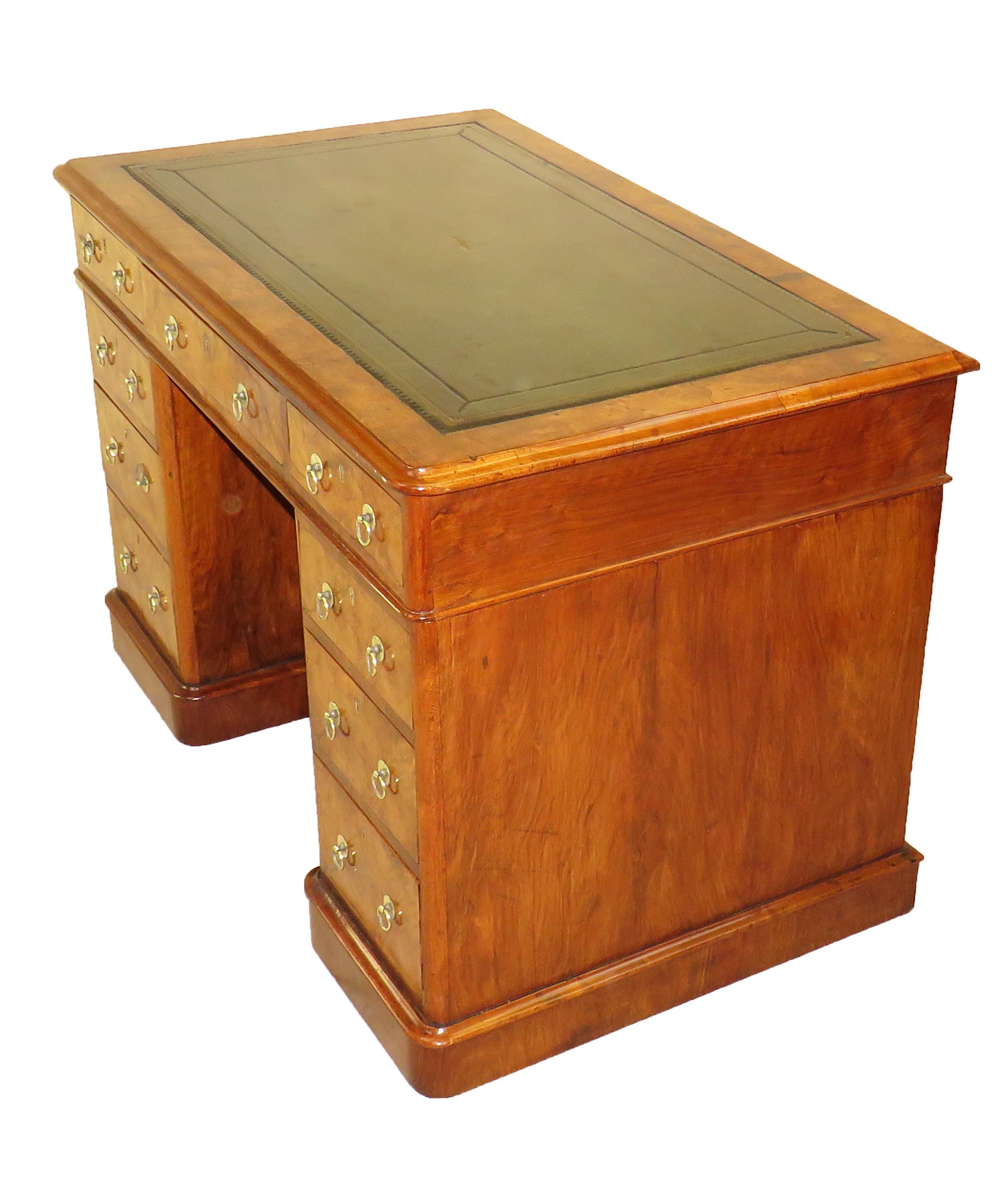 Burr Walnut 19th Century Antique Pedestal Desk (19. Jahrhundert)