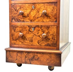 Ronce de noyer, bureau à piédestal du 19e siècle