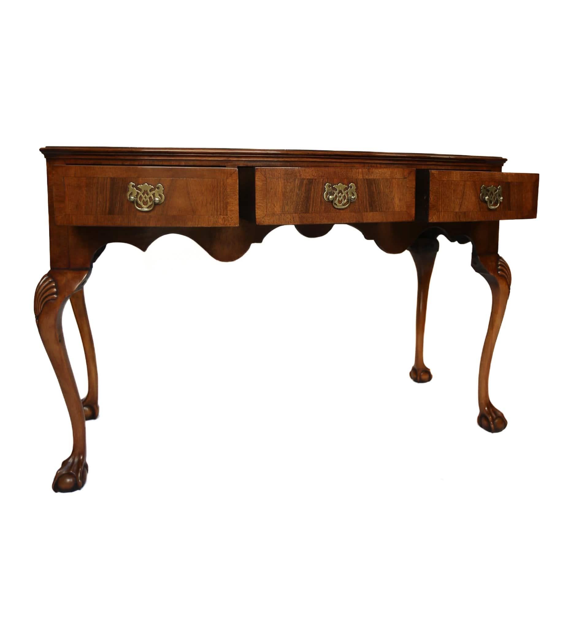 Style Reine Anne
Table d'appoint à 3 tiroirs en ronce de noyer Circa 1930
Placage de ronce de noyer sur le dessus avec bandes transversales en noyer.
3 tiroirs avec façades en noyer avec bandes transversales, doublures en chêne
Poignées en laiton