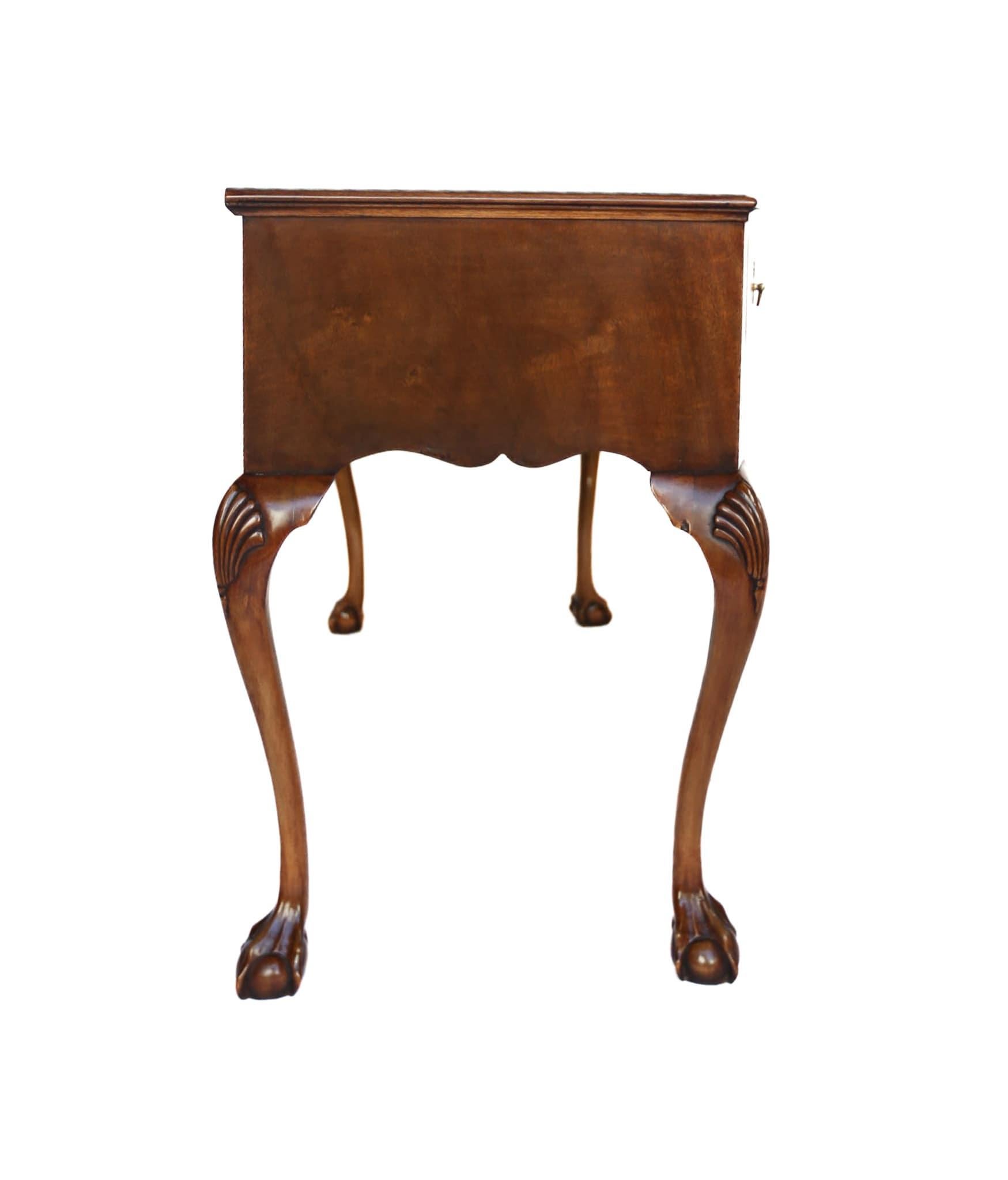 Queen Anne Burr Walnut 3 Drawer Side Table Circa 1930s en vente