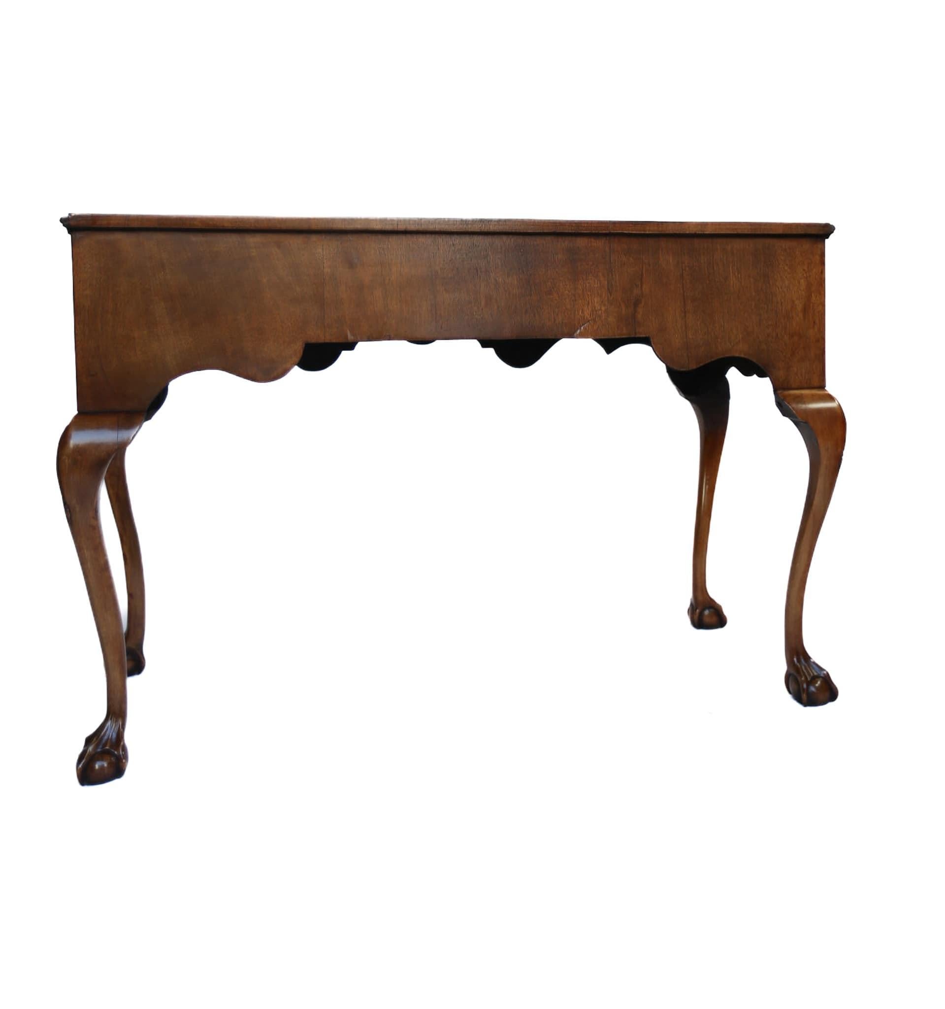 Britannique Burr Walnut 3 Drawer Side Table Circa 1930s en vente