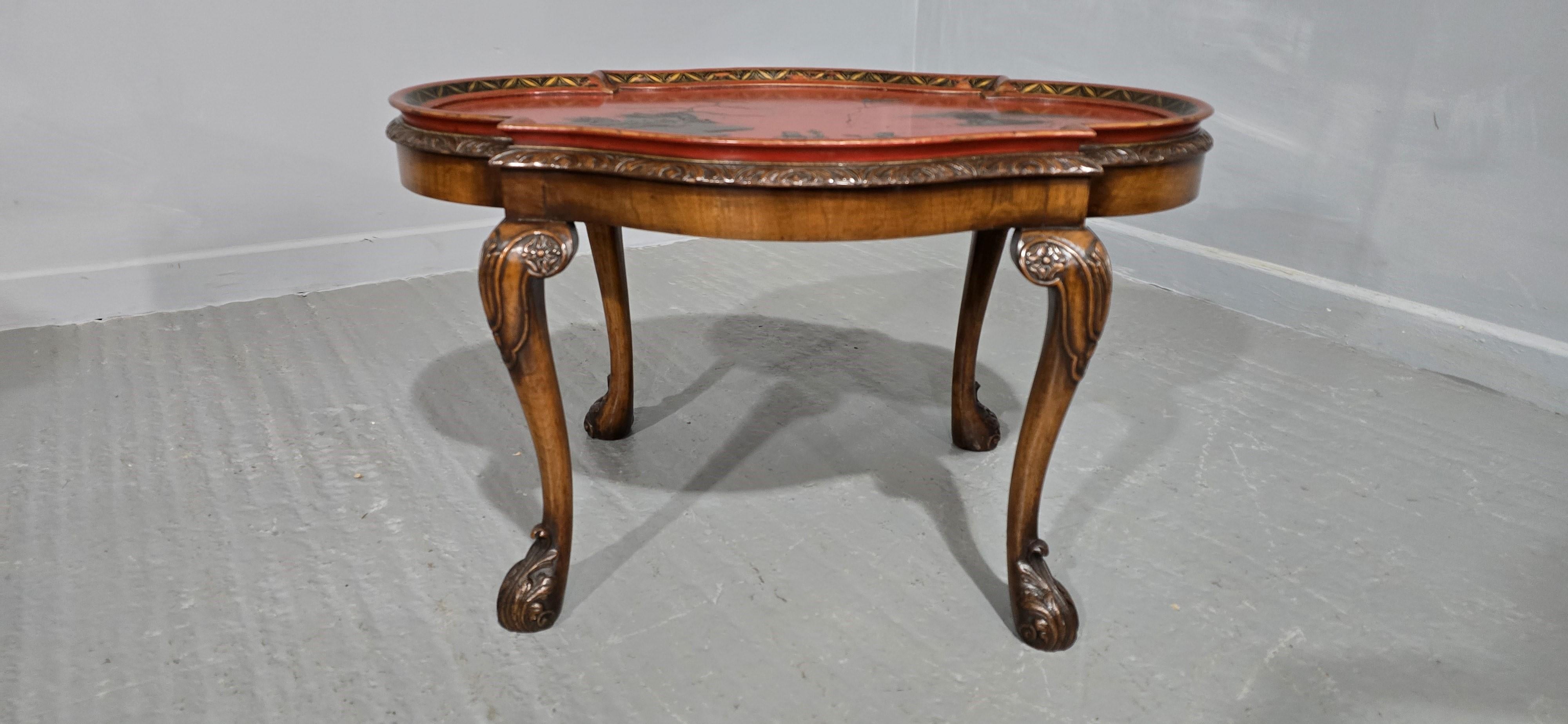 Ein sehr schöner Couchtisch aus englischem Wurzelnussbaum und roter Chinoiserie, insgesamt sehr guter Zustand.

19