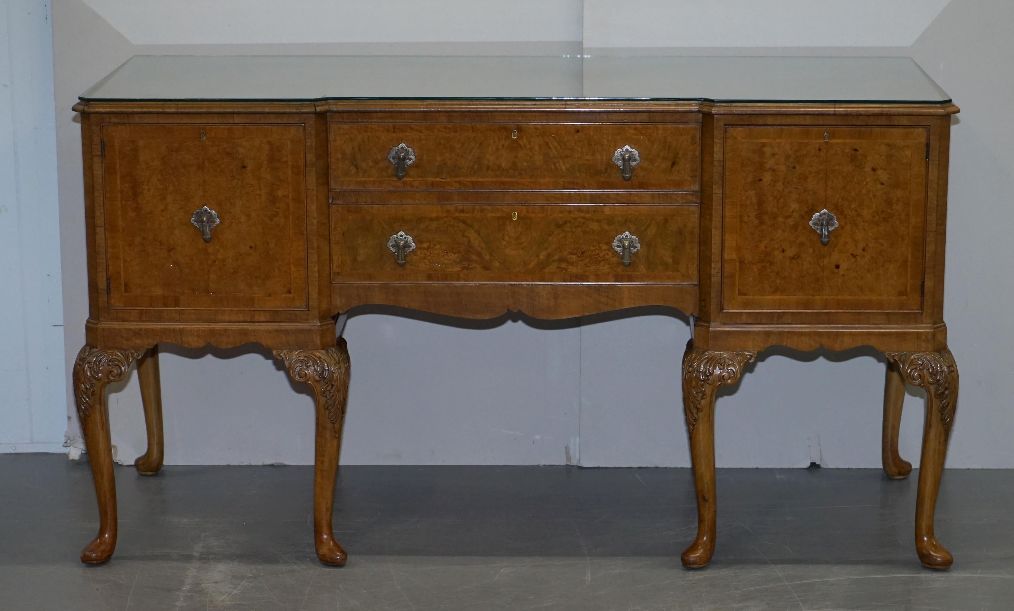 Wir freuen uns, dieses atemberaubende Denby & Spinks Leeds circa 1920 Art Deco Burr Walnut inverted breakfront Sideboard, das Teil einer großen Esszimmergarnitur ist, zum Verkauf anzubieten

Dieses Stück ist Teil einer kompletten