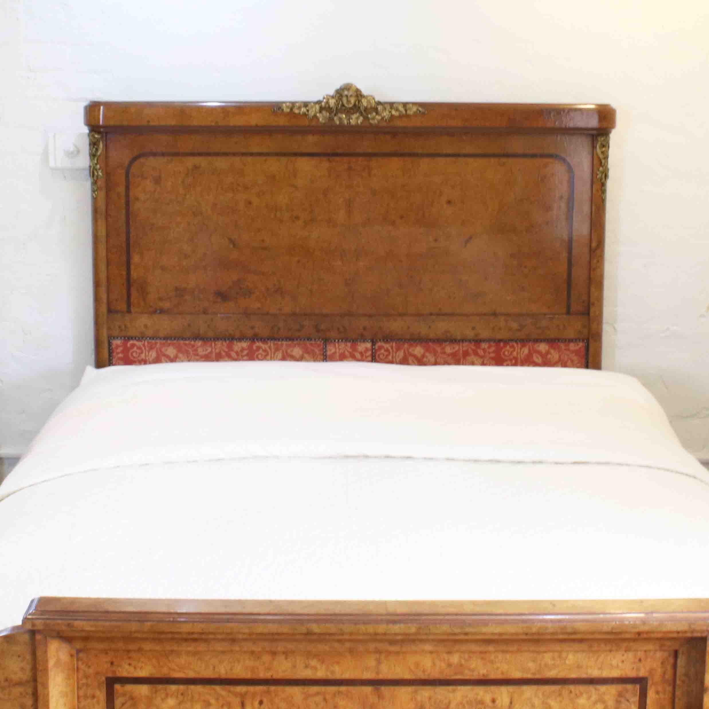 Burr Walnut Bed, WK113 In Excellent Condition In Wrexham, GB