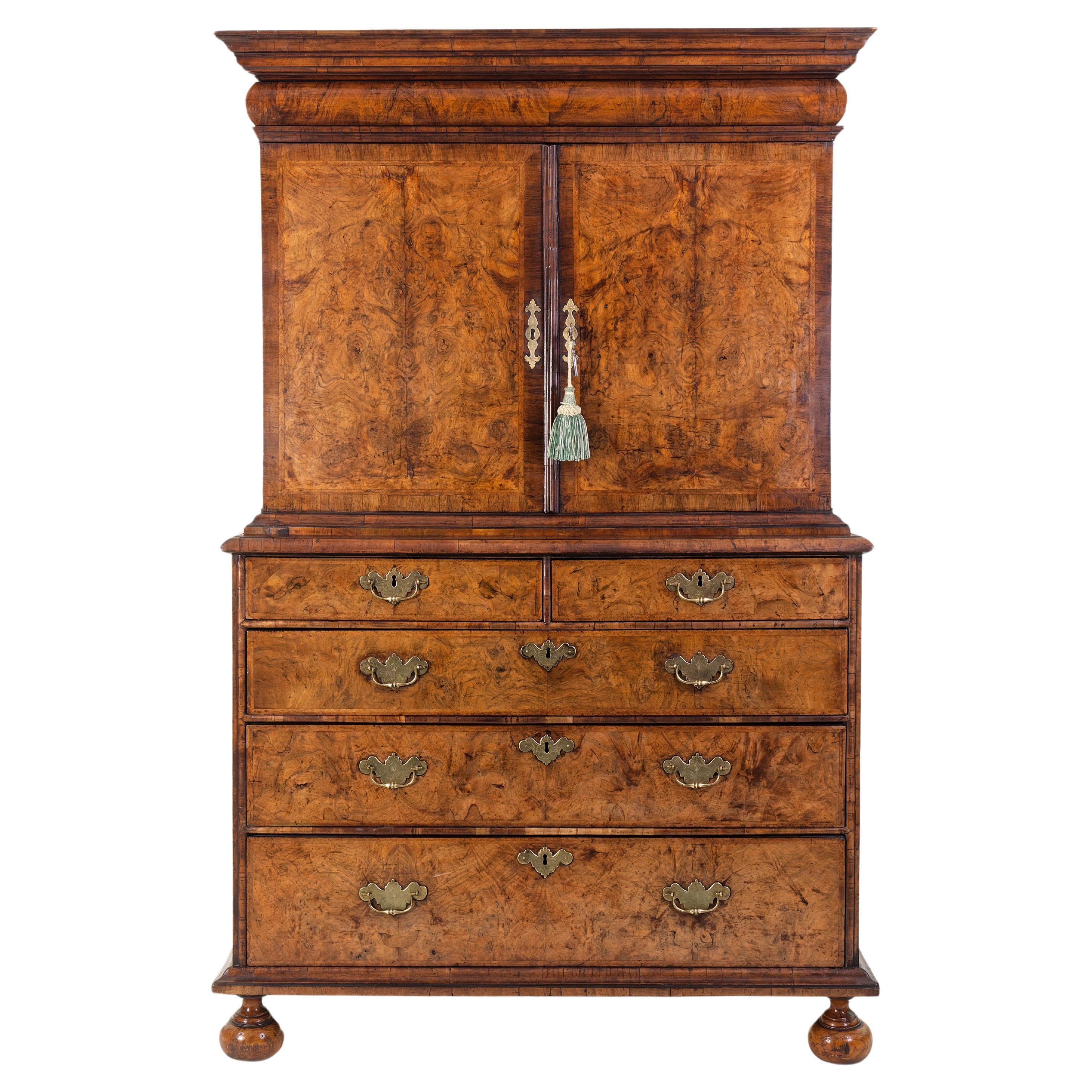 Armoire sur coffre en ronce de noyer