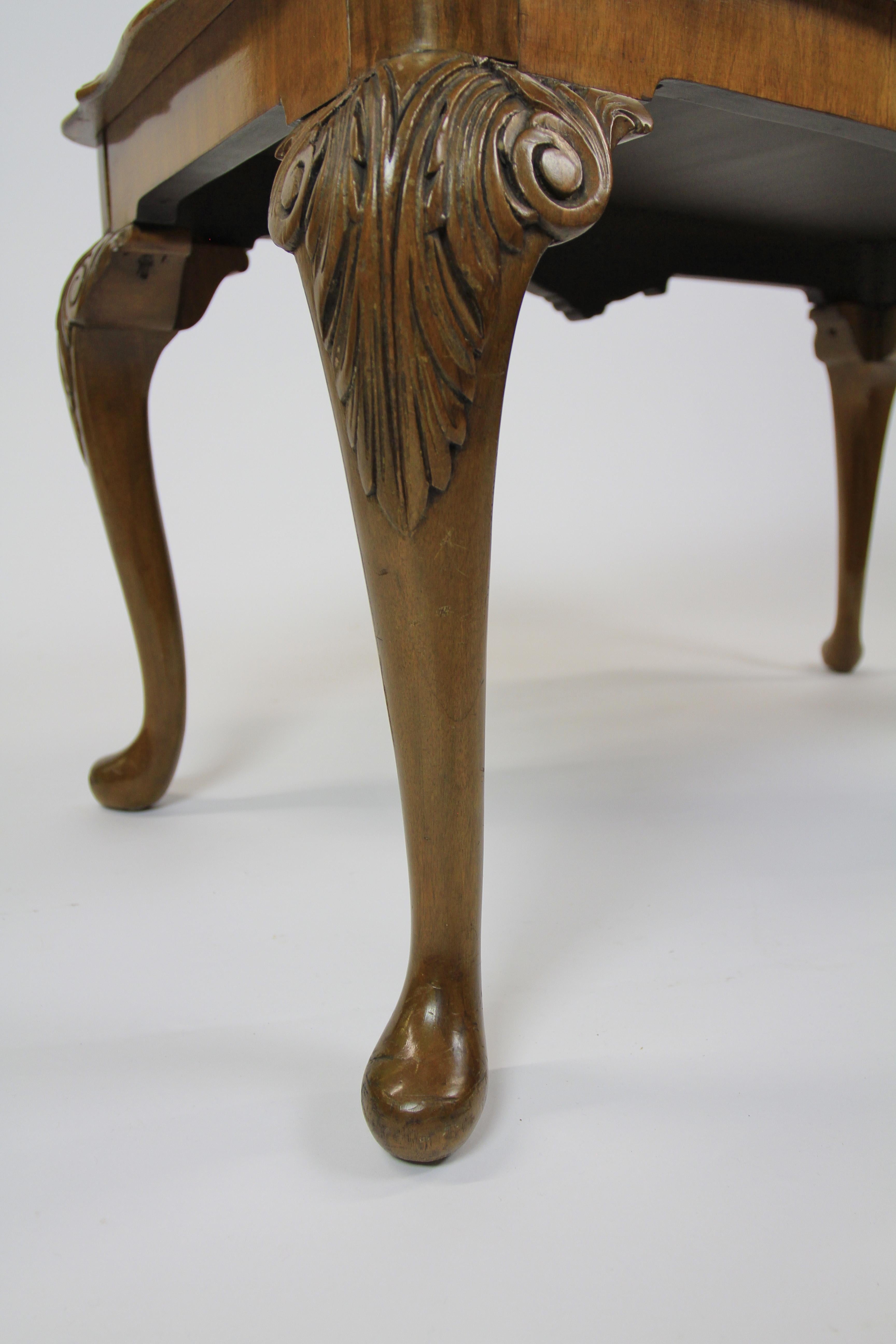 Noyer Table basse en ronce de noyer et bois sculpté circa 1930 en vente