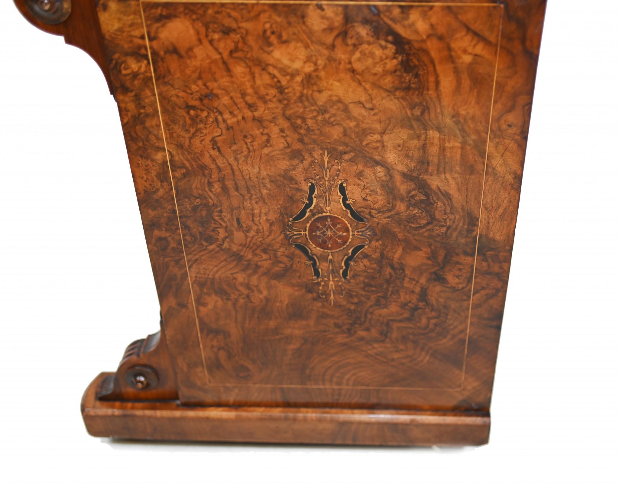 Sie sehen ein wunderschönes viktorianisches Davenport aus Wurzelholz
Dieser elegante Schreibtisch sieht so schön aus, die Patina des Nussbaums ist herrlich.
Die Schublade lässt sich öffnen und gibt den Blick frei auf eine Schreibfläche und Fächer