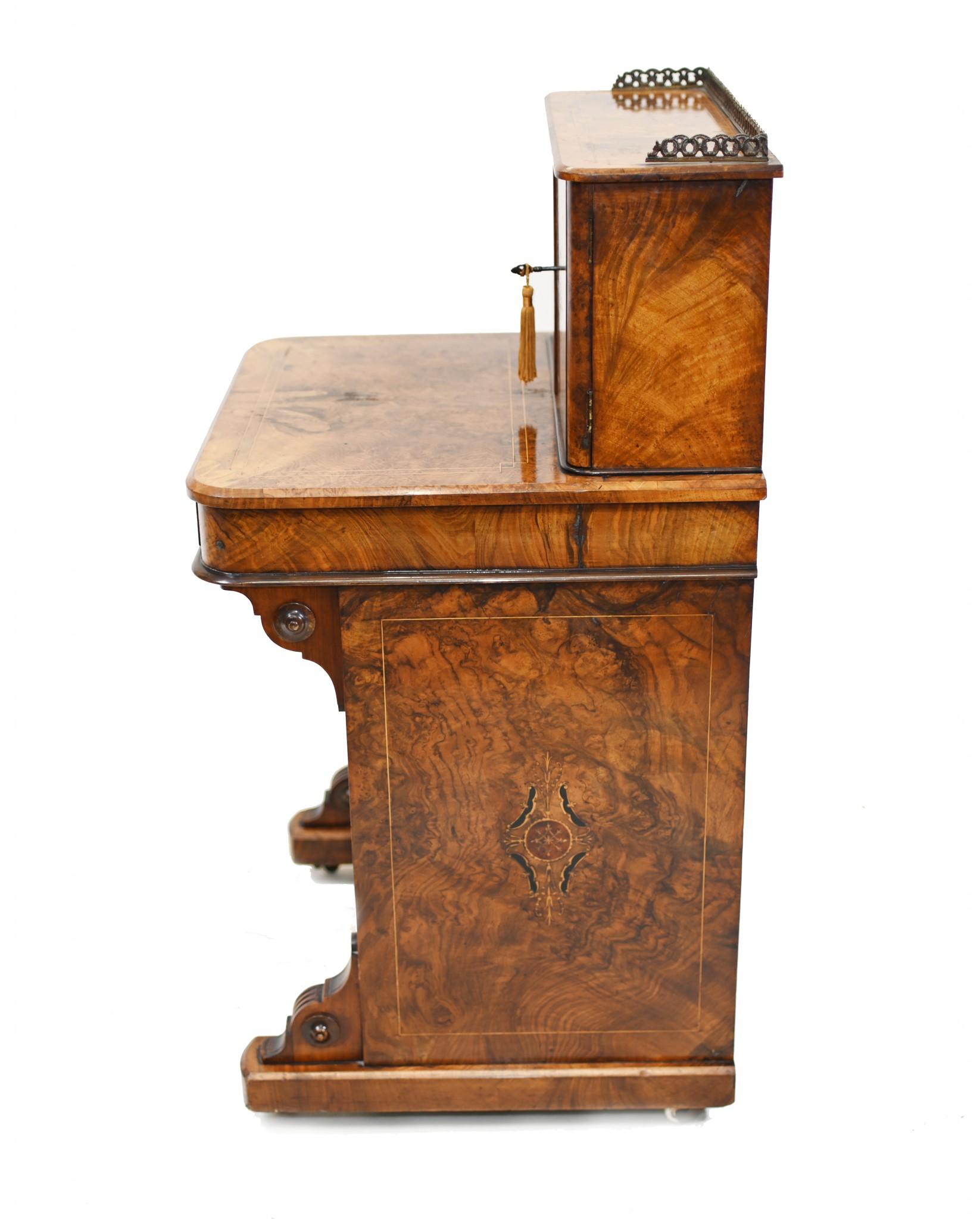Gratnussbaum Davenport Schreibtisch Viktorianisch 1880 (Spätes 19. Jahrhundert) im Angebot