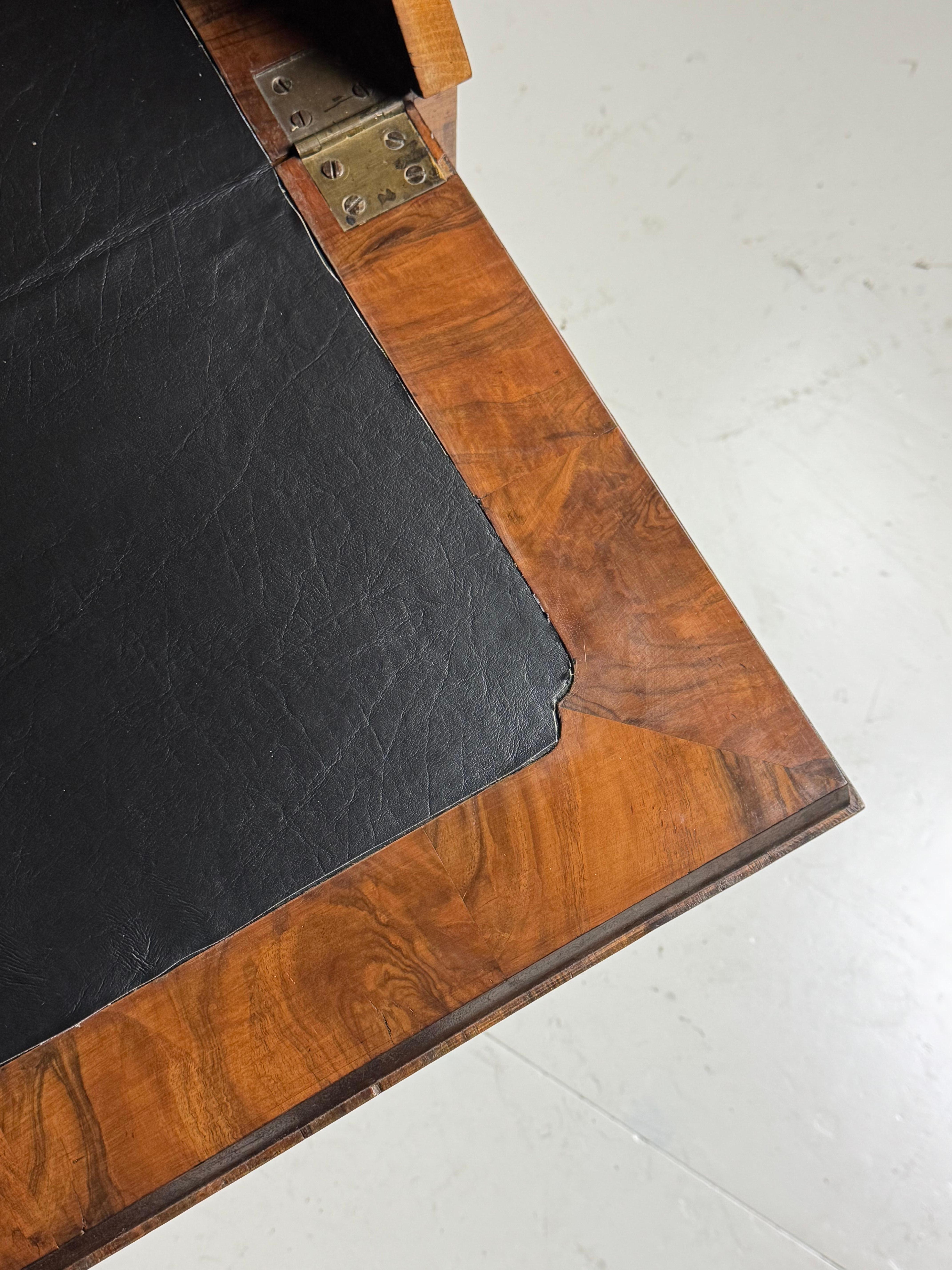 Libreria da tavolo in radica di noce, XIX secolo in vendita 10