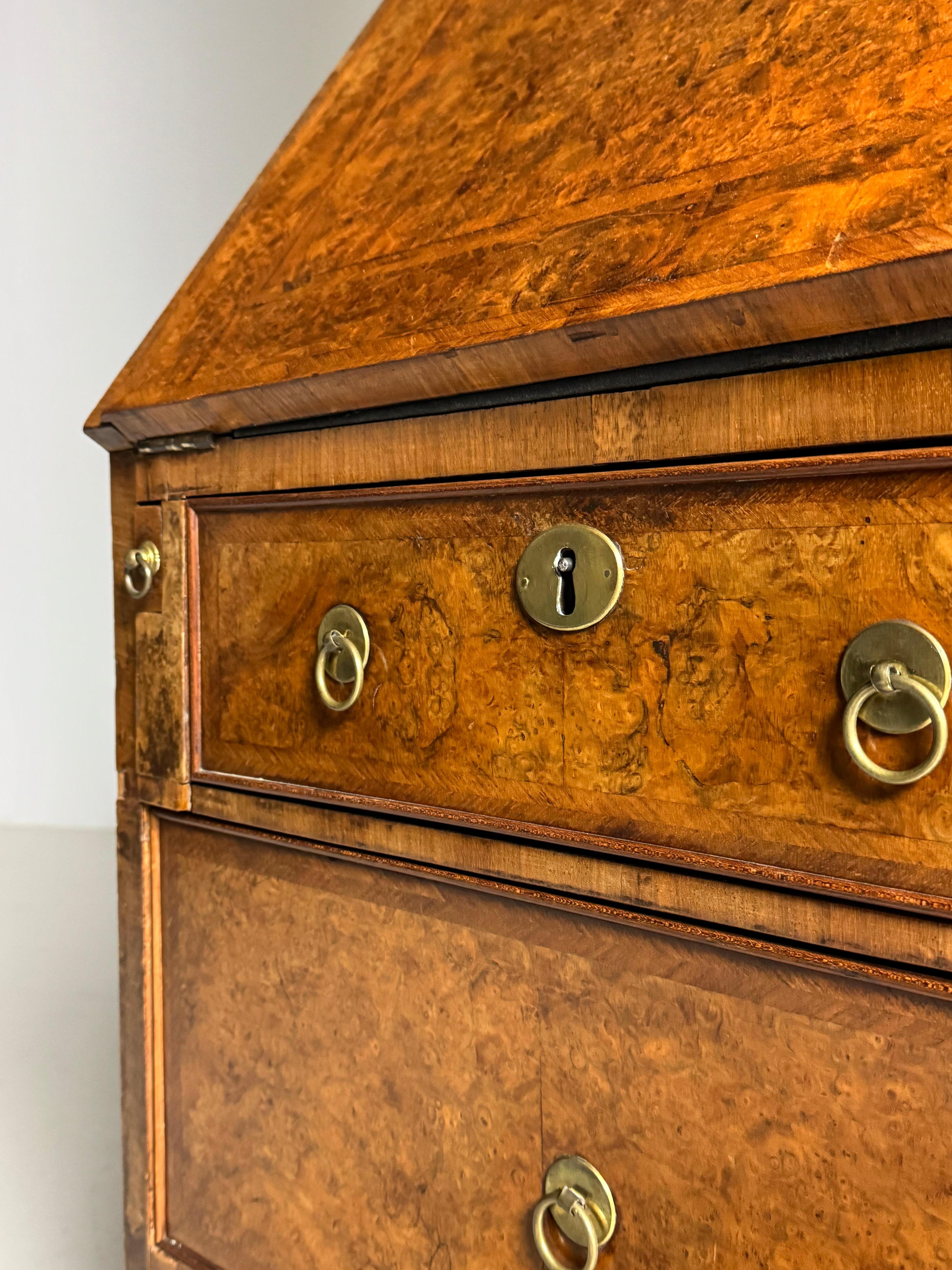 Libreria da tavolo in radica di noce, XIX secolo in vendita 1