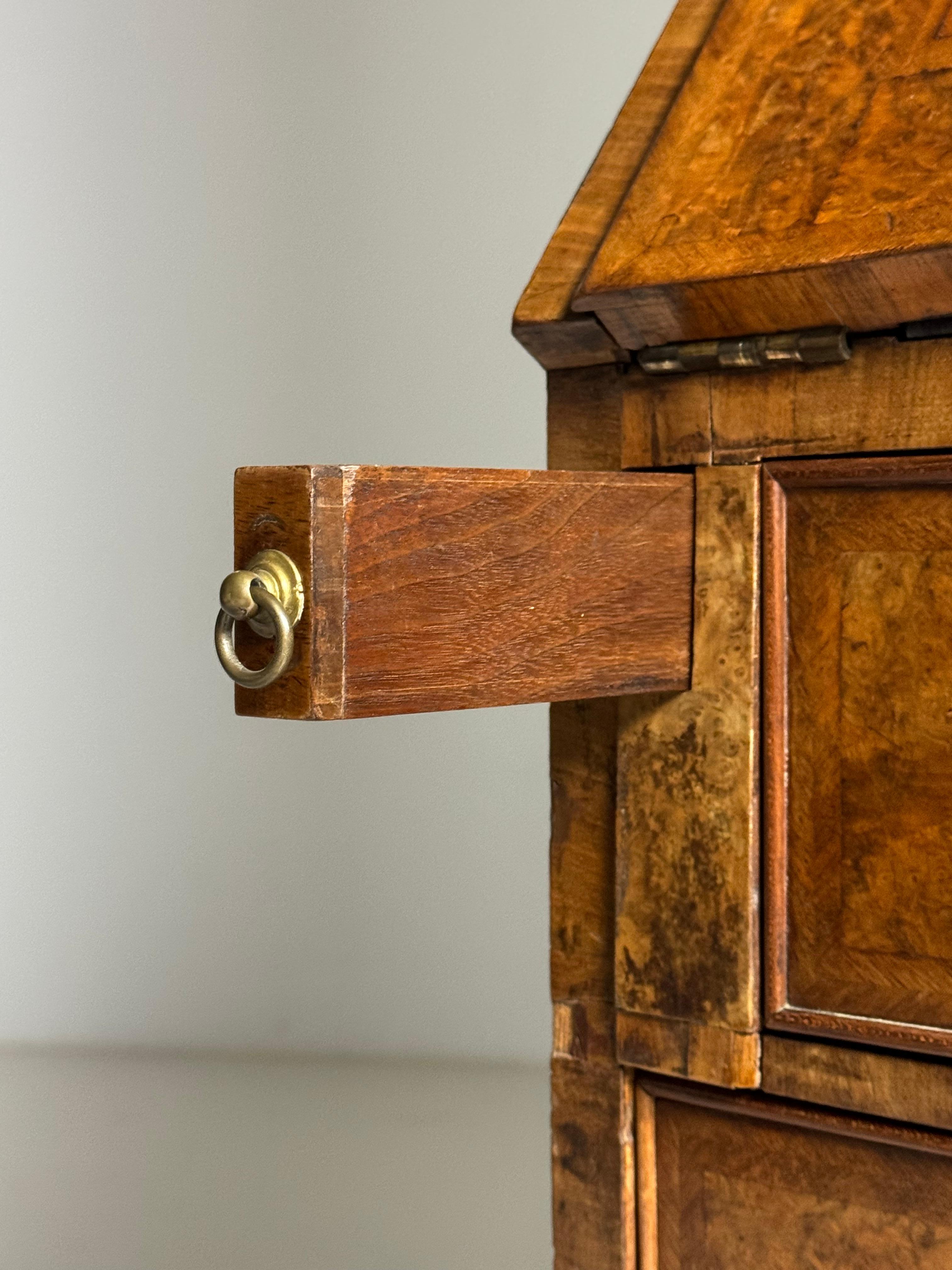 Libreria da tavolo in radica di noce, XIX secolo in vendita 2
