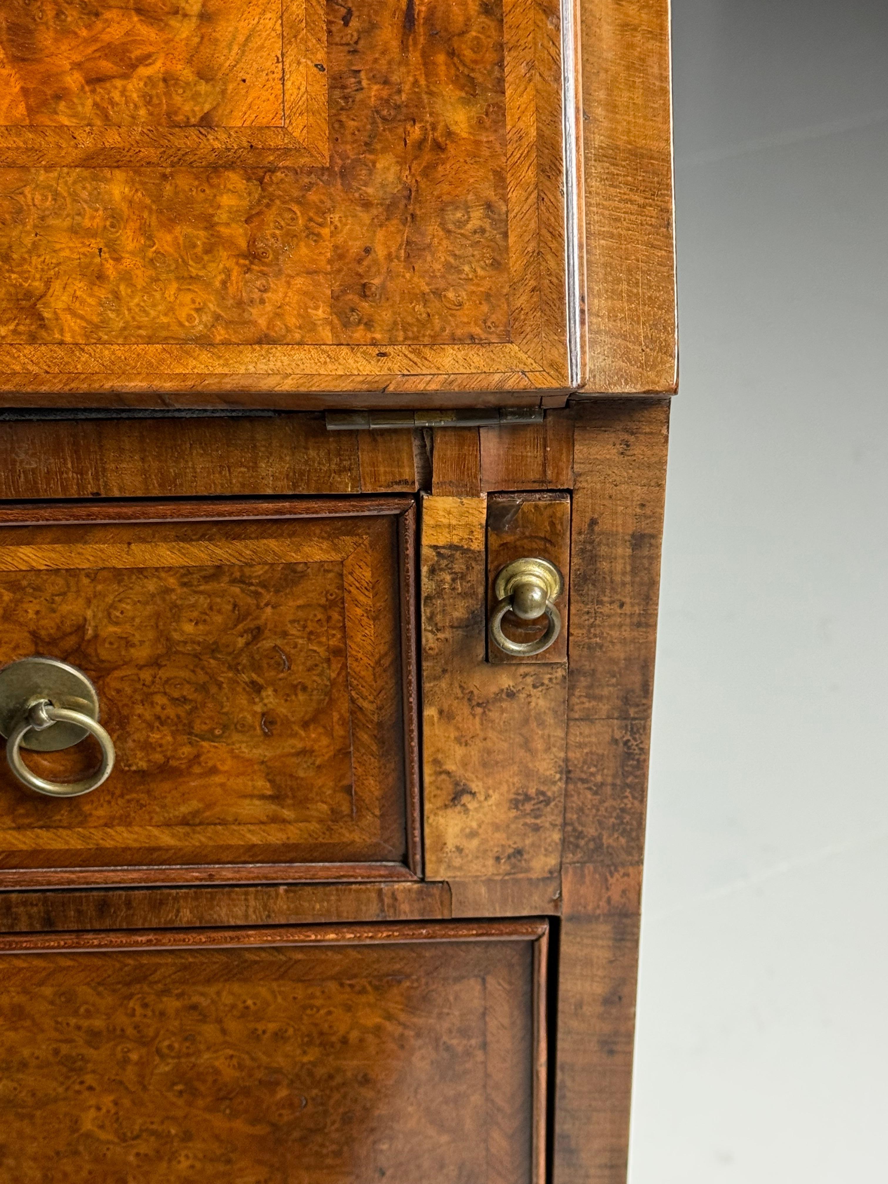 Libreria da tavolo in radica di noce, XIX secolo in vendita 3