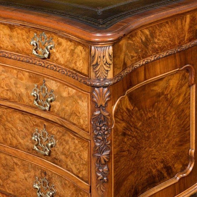 Burr-Walnut Desk by Gillows of Lancaster In Good Condition In Lymington, Hampshire