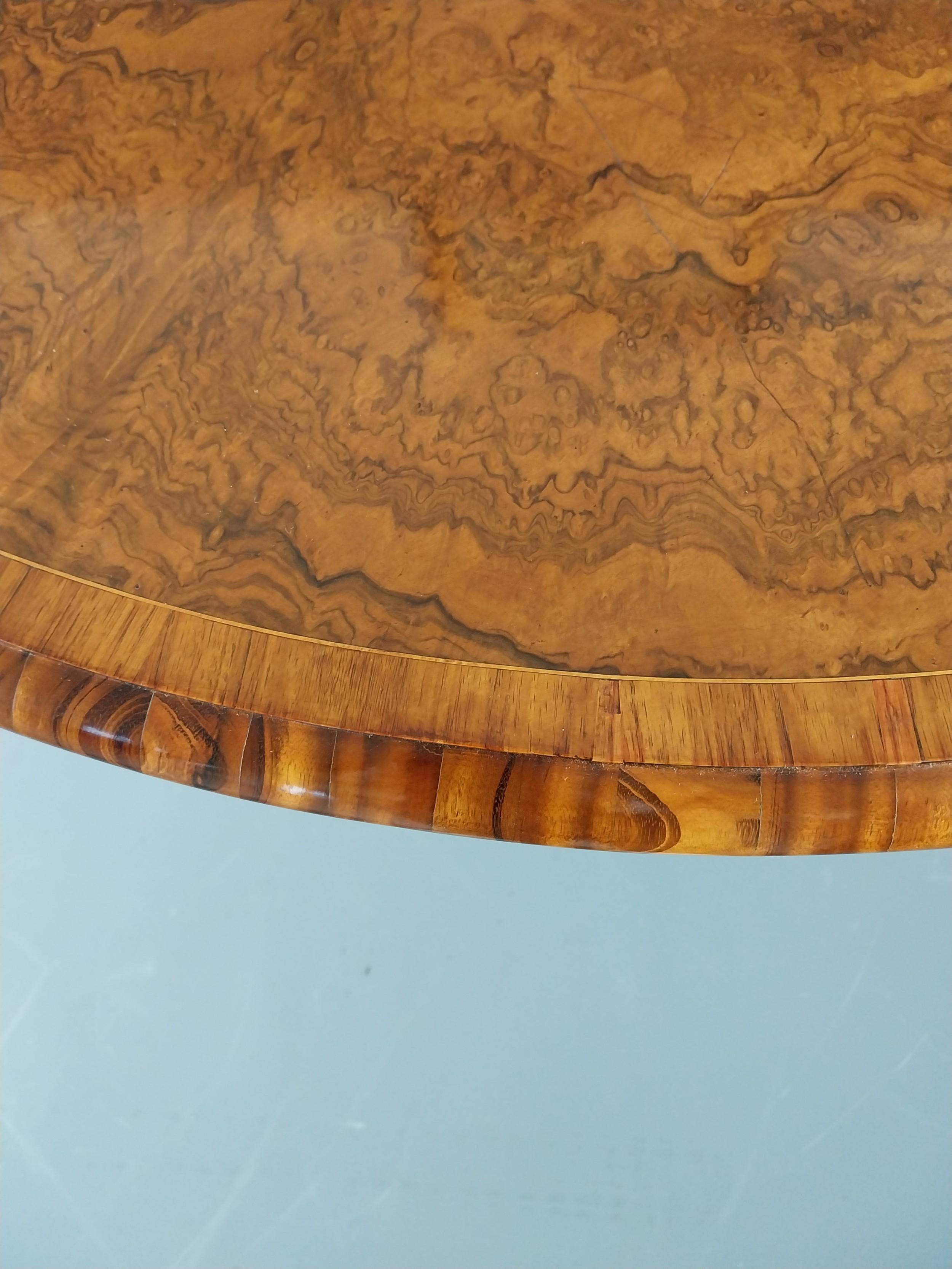 Table d'entrée victorienne en ronce de noyer 19e siècle en vente 2