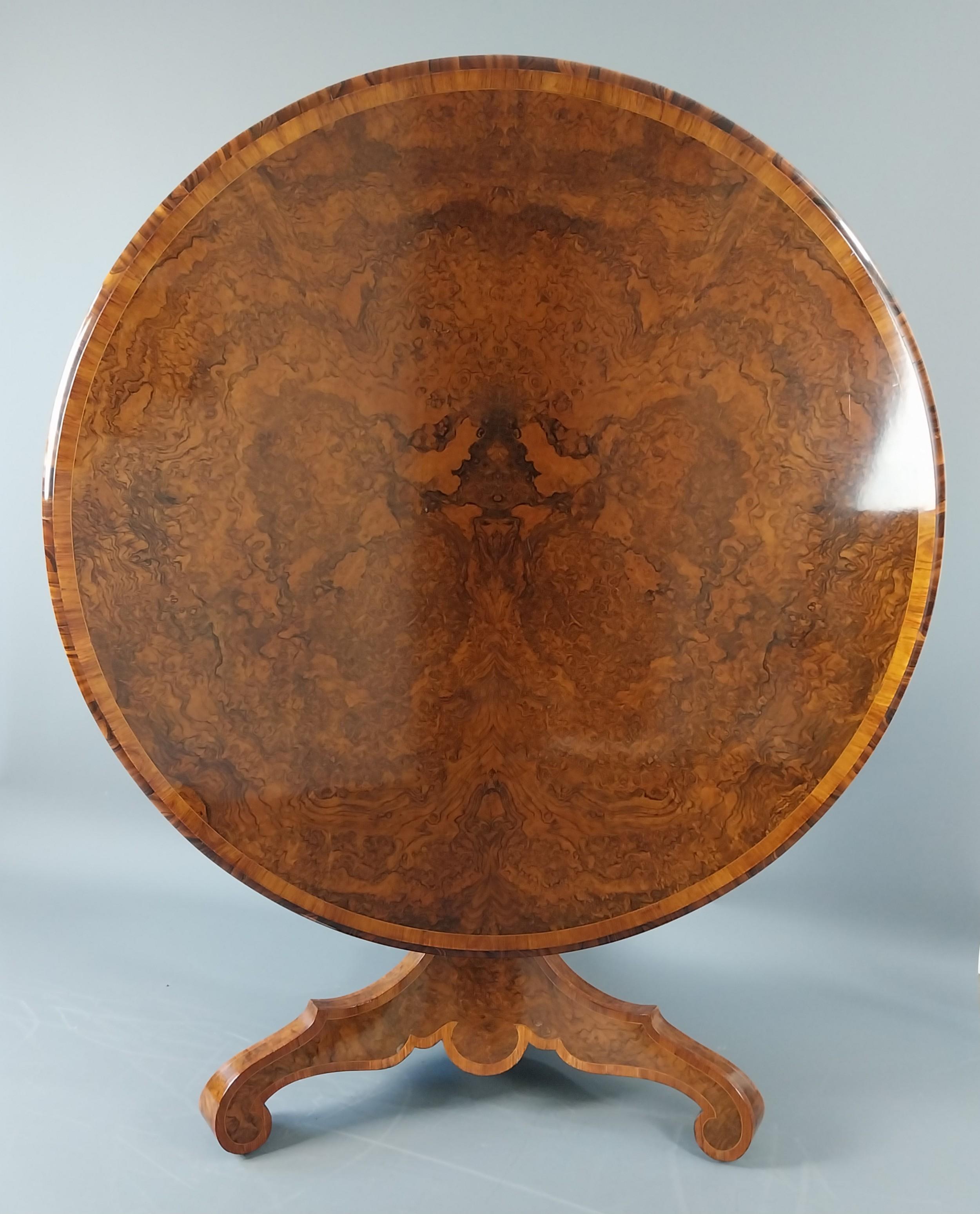 Table d'entrée victorienne en ronce de noyer 19e siècle en vente 3